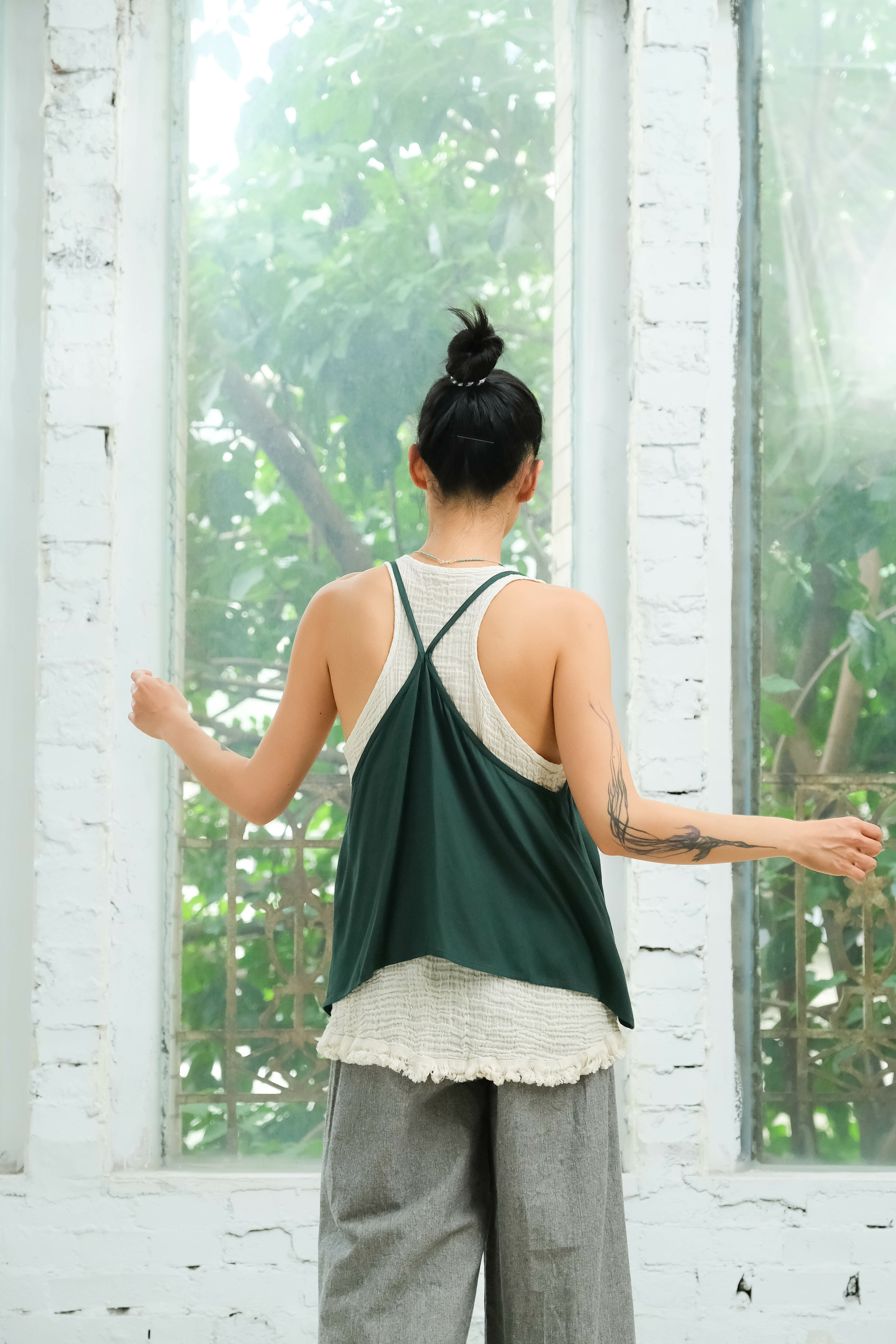 Y背細肩帶上衣 / 嫘縈 翠綠