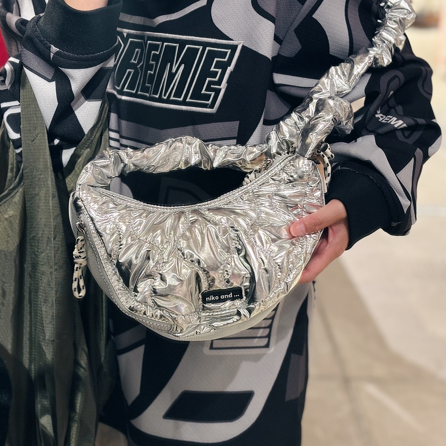 niko and ... 日本限定 小香風 銀色 黑色 皺褶 半月包 單肩包 3Color