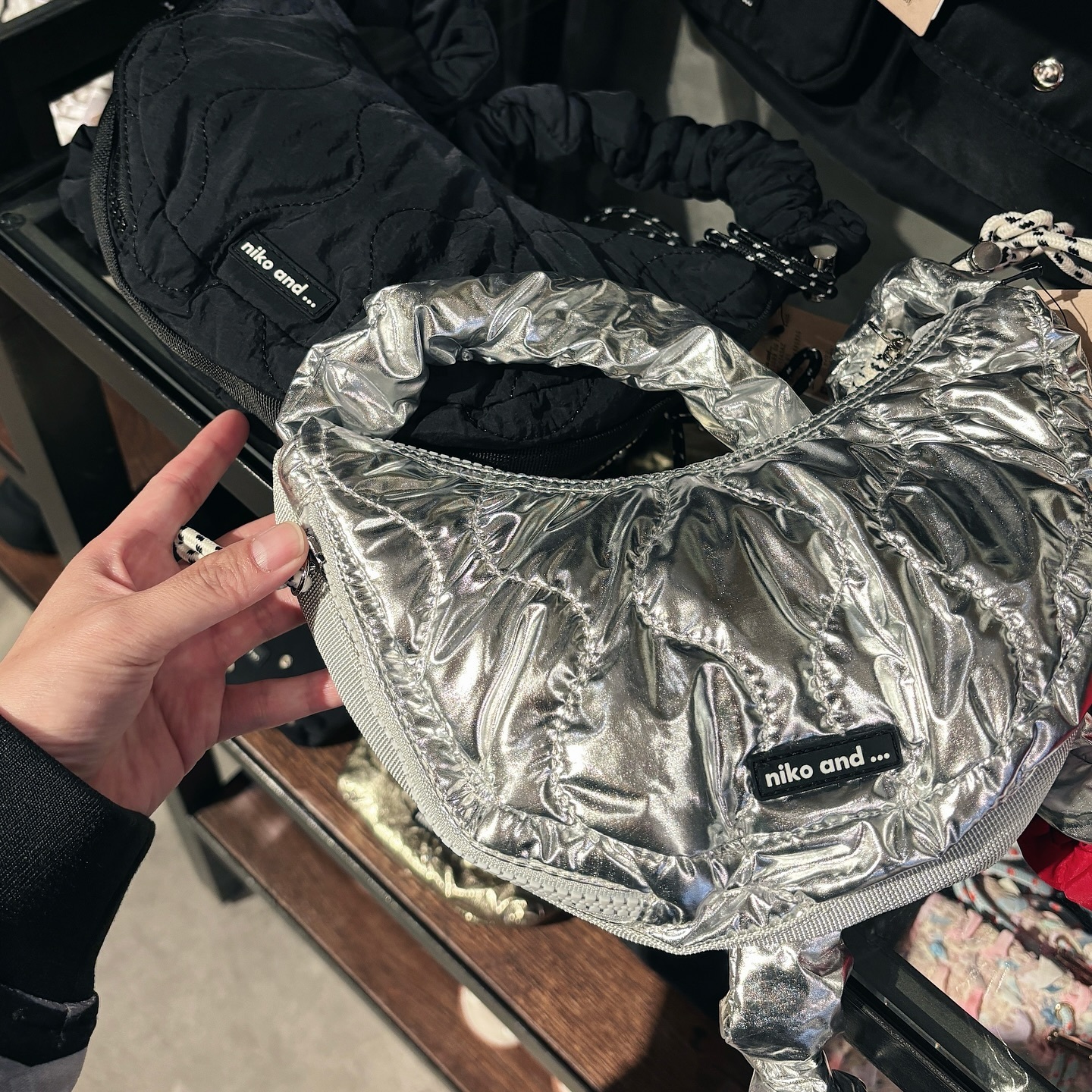 niko and ... 日本限定 小香風 銀色 黑色 皺褶 半月包 單肩包 3Color