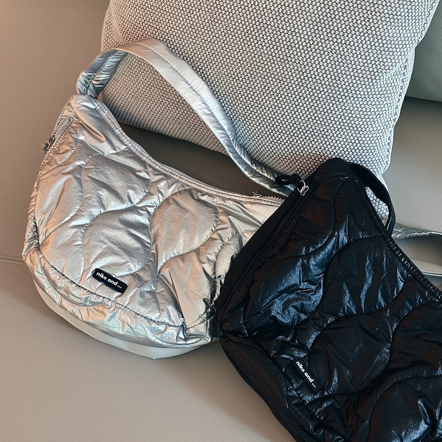 niko and ... 日本限定 小香風 銀色 黑色 皺褶 半月包 斜背包 單肩包 3Color