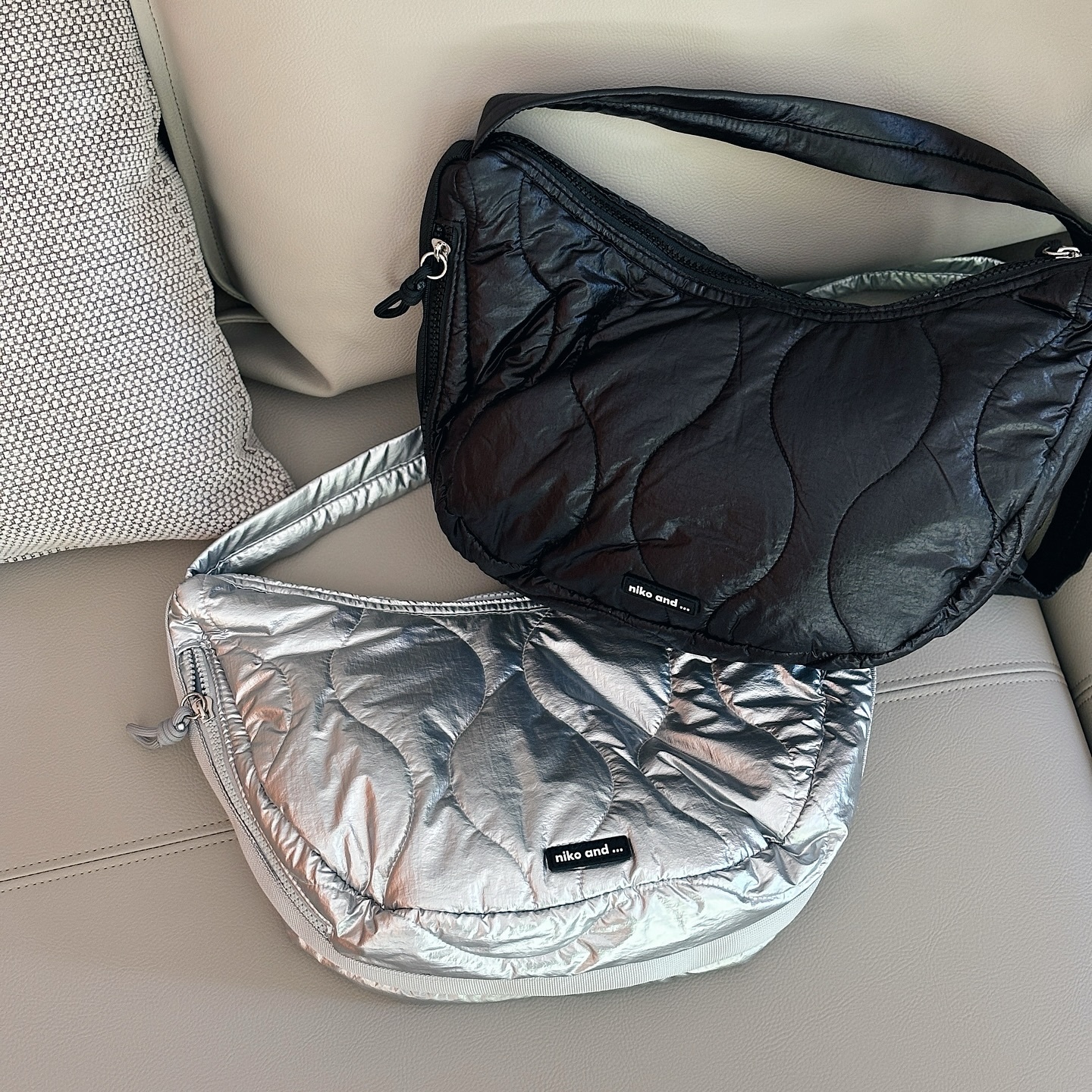 niko and ... 日本限定 小香風 銀色 黑色 皺褶 半月包 斜背包 單肩包 3Color