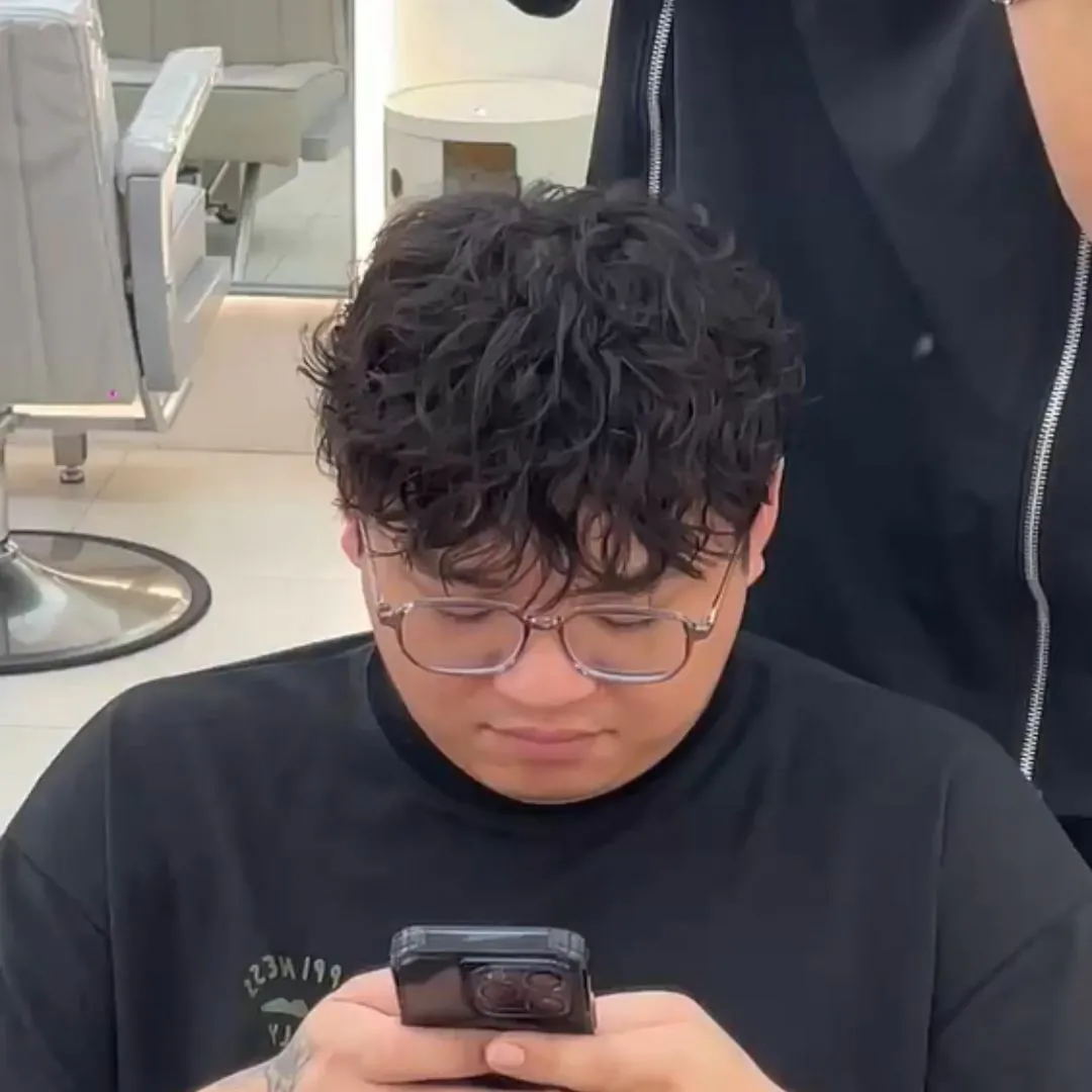 The Leslie Sheep Wool Curls can enhance the volume of thinning hair, adding a fuller, more voluminous look.