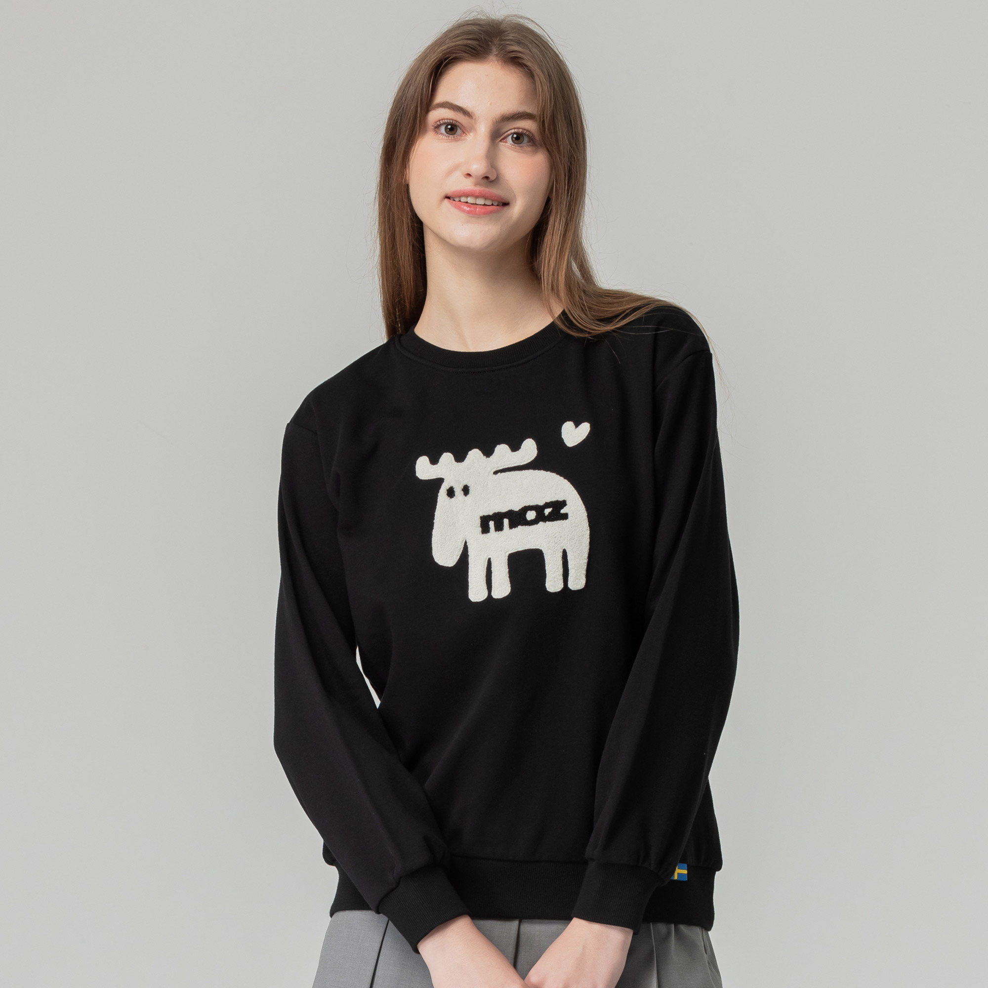 moz瑞典 毛巾繡愛心駝鹿 100%純棉 大學T-黑色(亞洲版) 女款