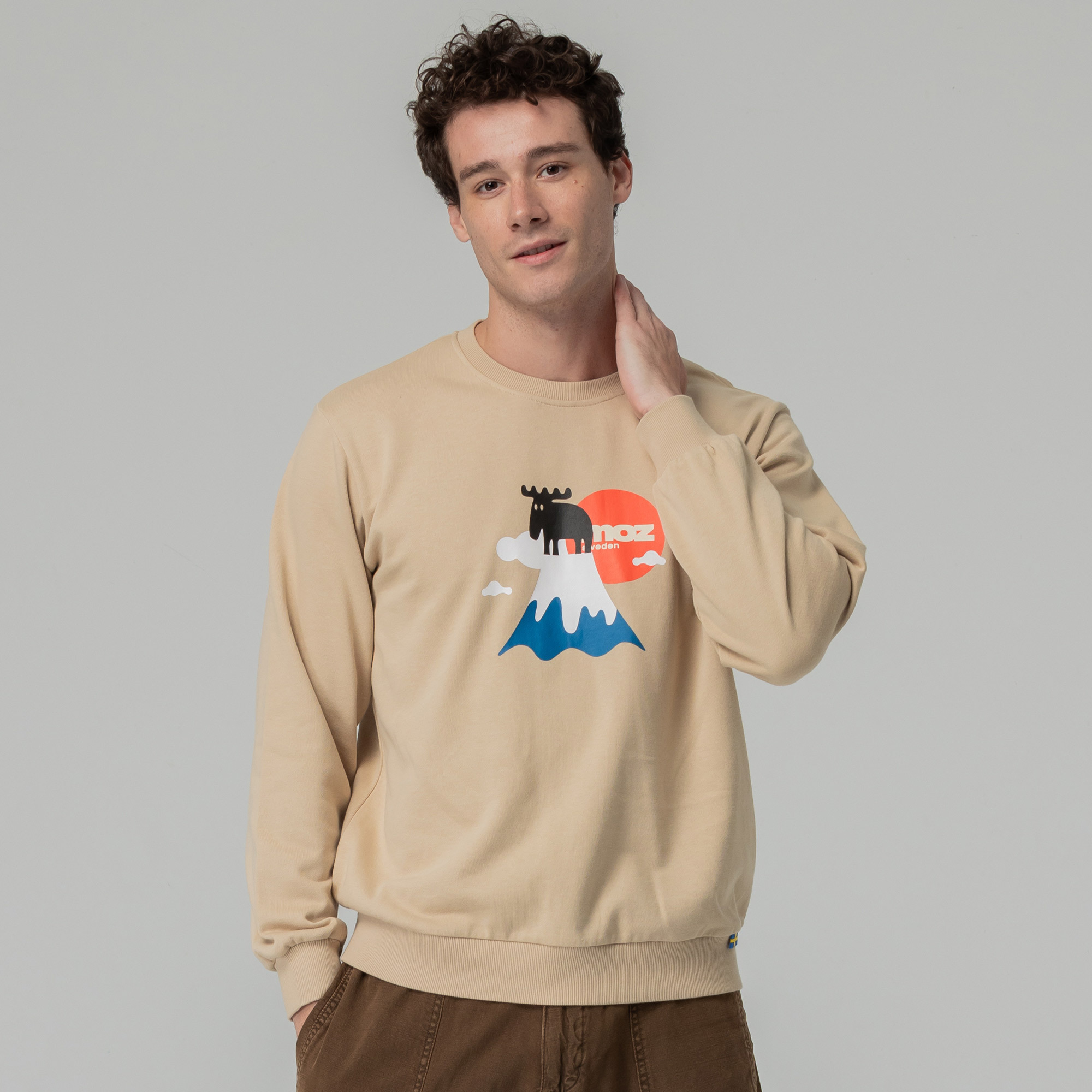 moz瑞典 富士山駝鹿 100%純棉 大學T-奶茶(亞洲版) 男款