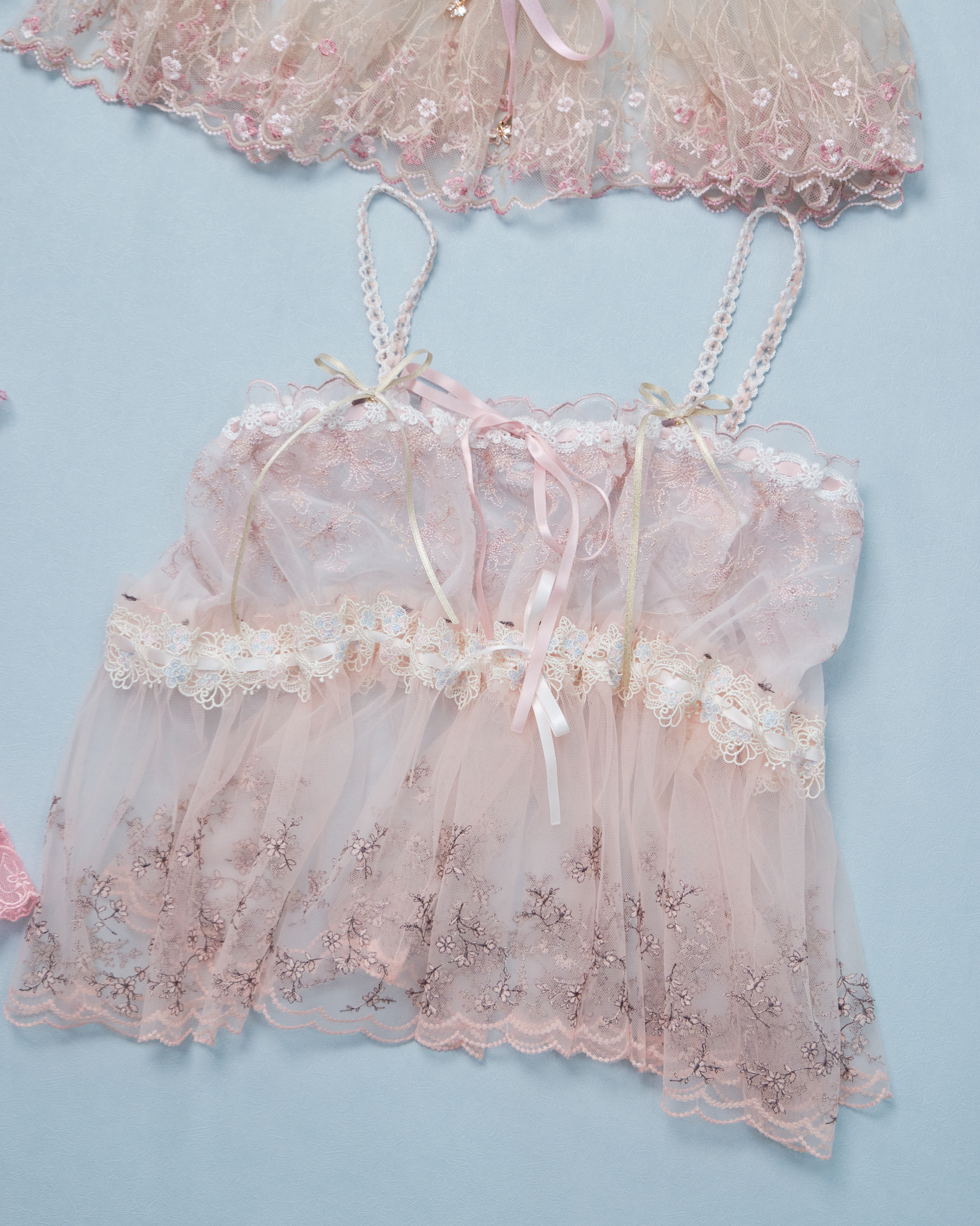 11300 Suitable For All Seasons Classic Laced Top