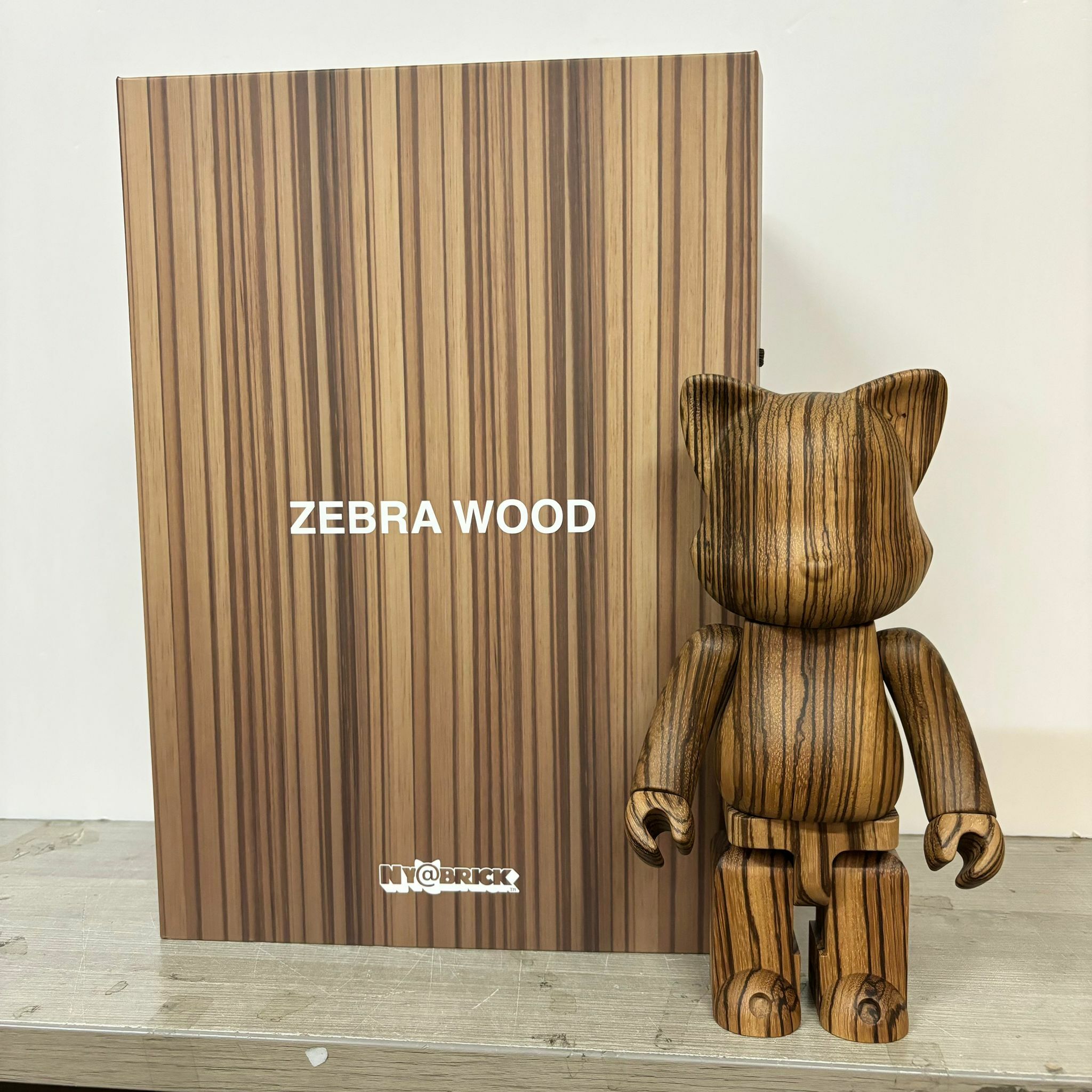(開封品) Bearbrick Nyabrick Karimoku Zebra Wood 400% (貨品狀態如圖所示)