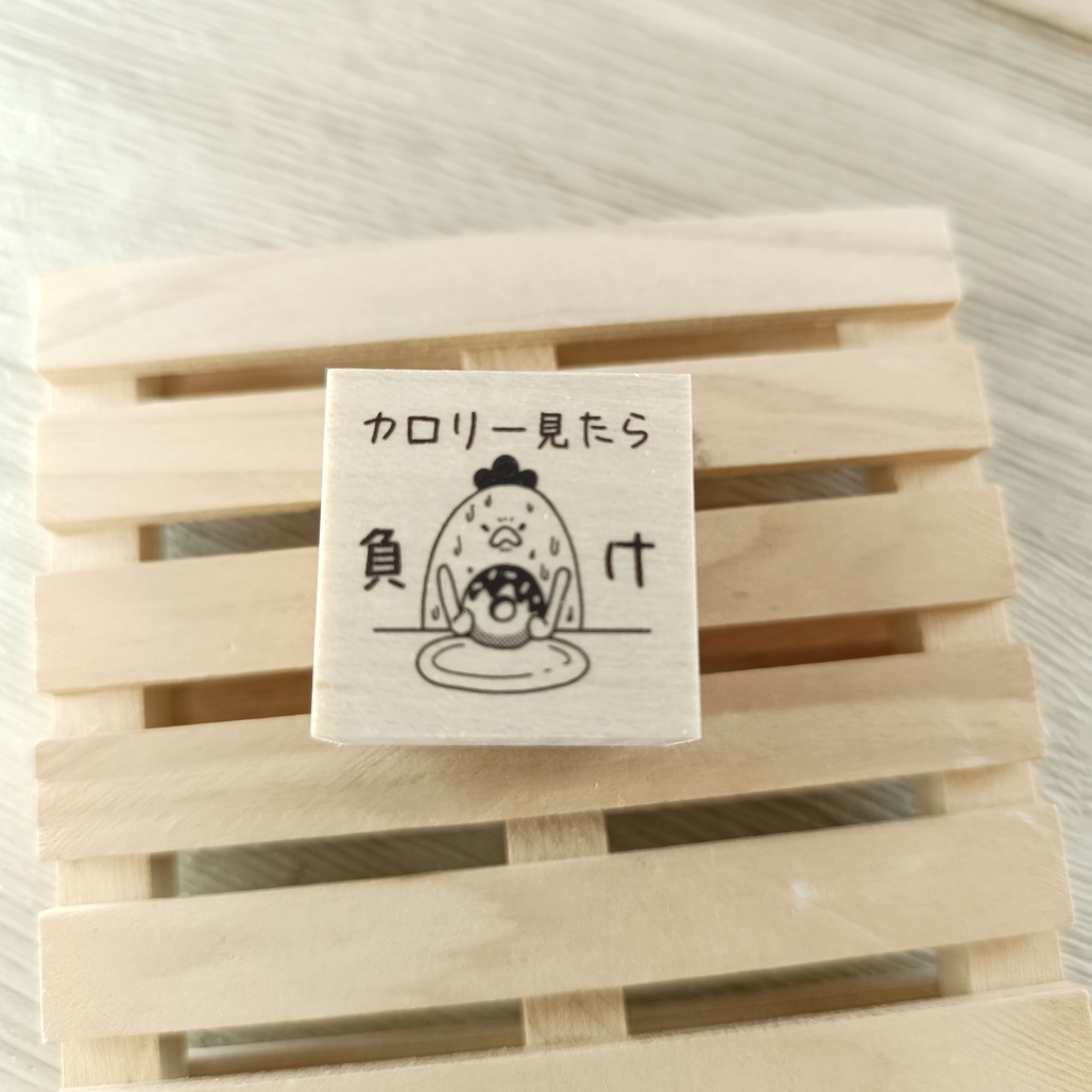 日本YUN．雞媽媽-吃?還是不吃? 3x3cm原創櫸木印章