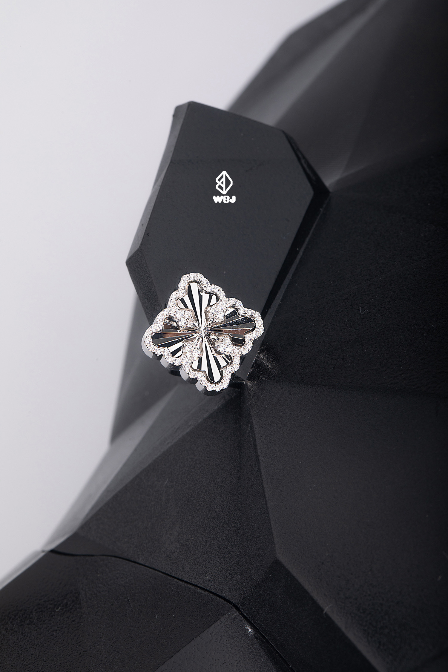 四葉草｜放射紋花蕾耳釘