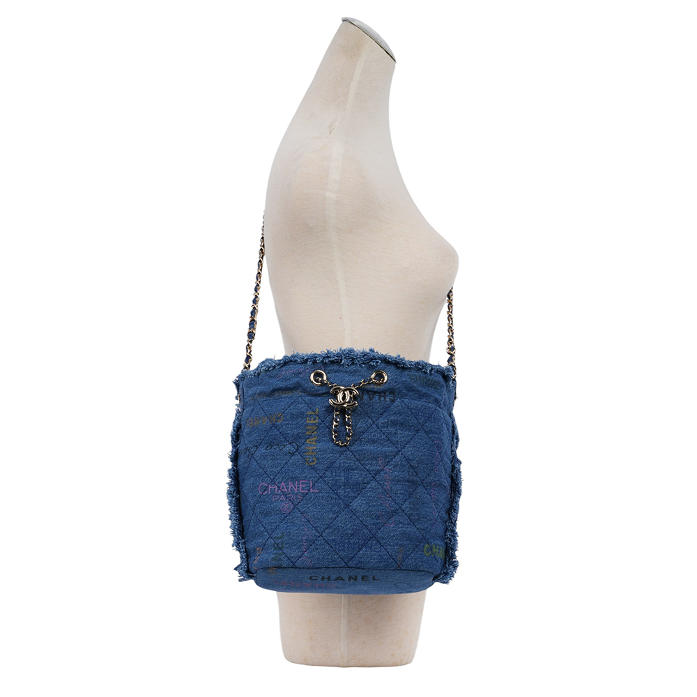 【CHANEL】淡金色CC Logo 塗鴉單寧布水桶包(牛仔藍)AS3027 B07543