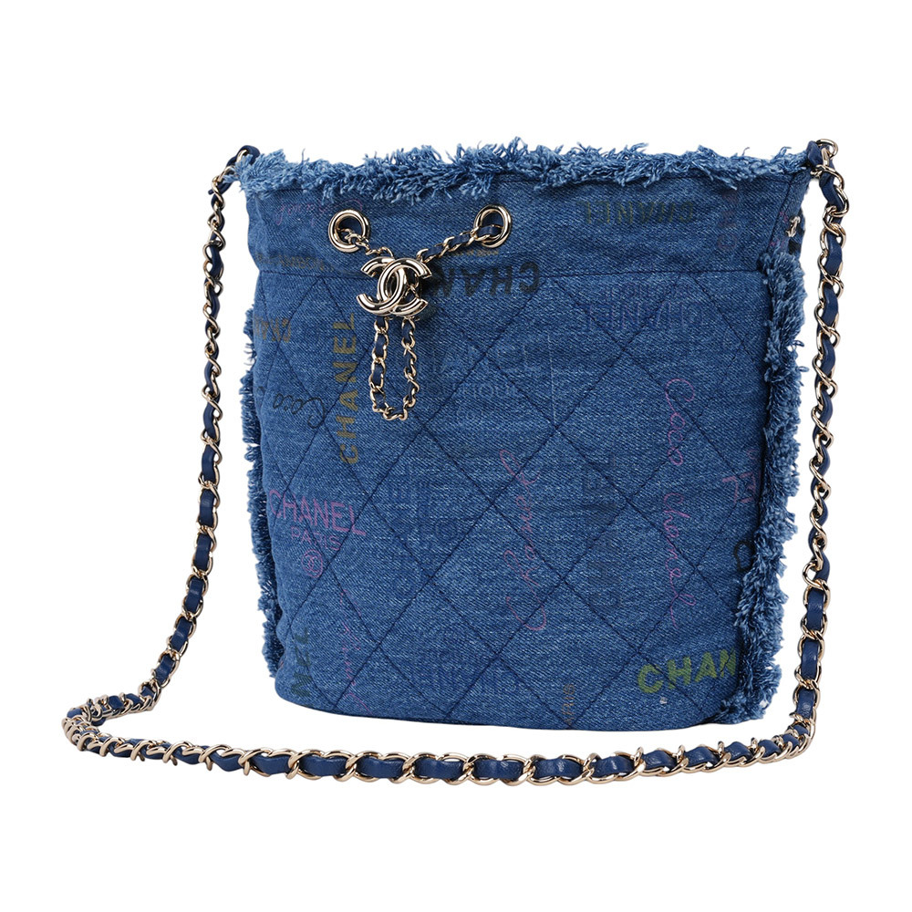 【CHANEL】淡金色CC Logo 塗鴉單寧布水桶包(牛仔藍)AS3027 B07543
