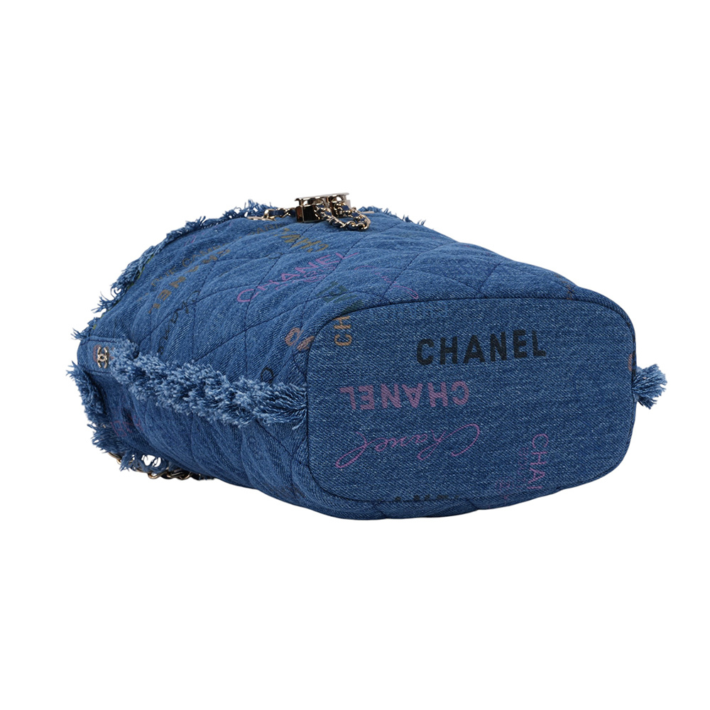 【CHANEL】淡金色CC Logo 塗鴉單寧布水桶包(牛仔藍)AS3027 B07543
