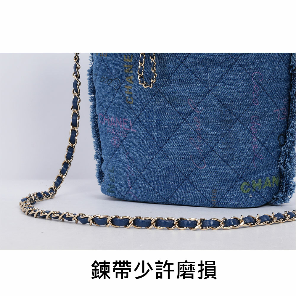 【CHANEL】淡金色CC Logo 塗鴉單寧布水桶包(牛仔藍)AS3027 B07543