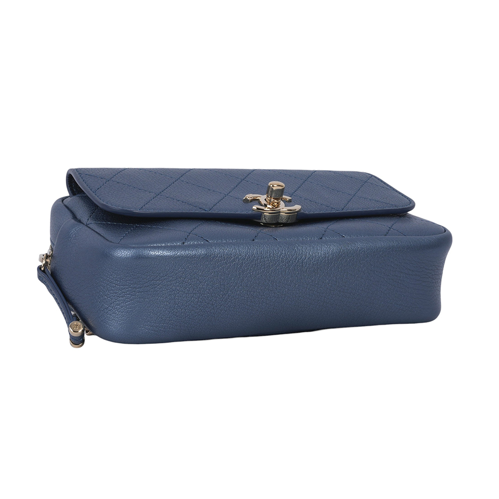 【CHANEL】金釦菱格紋牛皮相機腰包(珠光藍)CH18000010