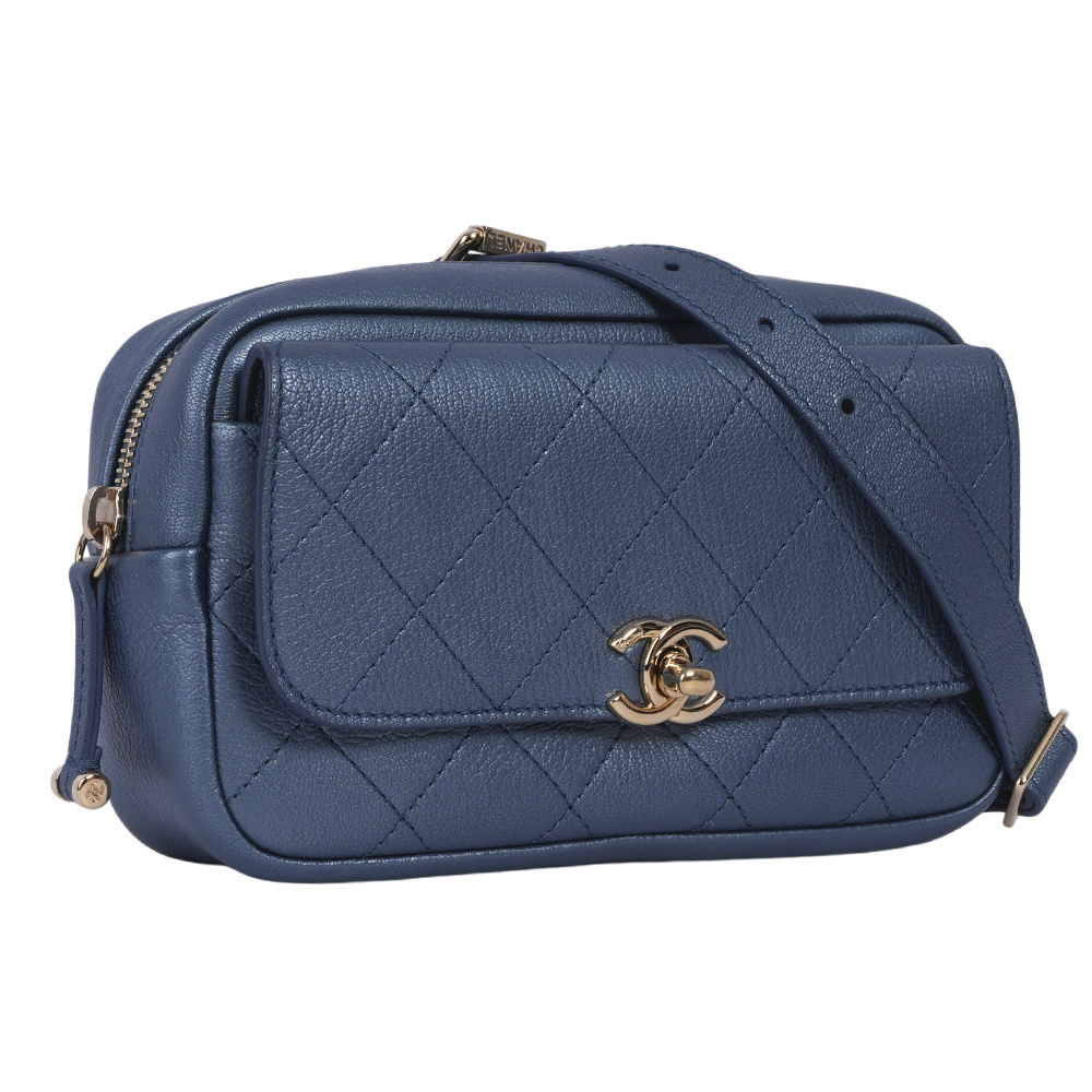 【CHANEL】金釦菱格紋牛皮相機腰包(珠光藍)CH18000010