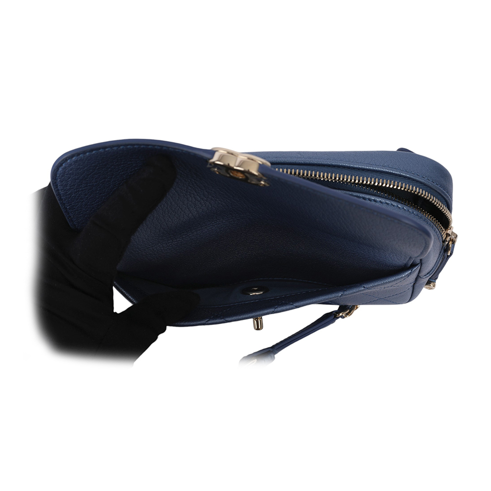 【CHANEL】金釦菱格紋牛皮相機腰包(珠光藍)CH18000010