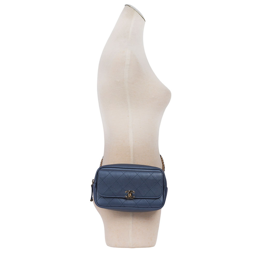 【CHANEL】金釦菱格紋牛皮相機腰包(珠光藍)CH18000010