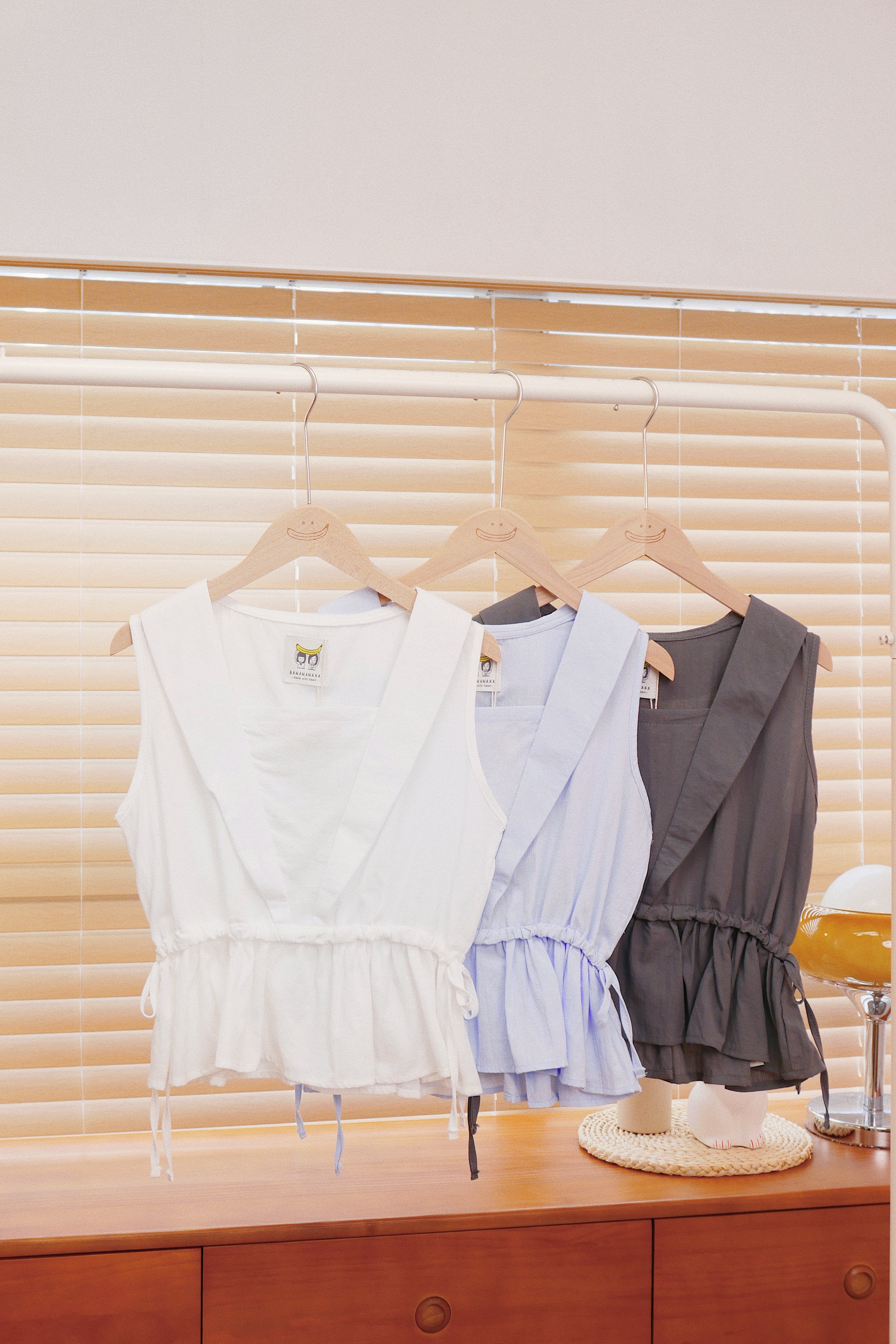 三色 / V領微傘形短款背心/ Wrinkled V-Neck Umbrella Vest