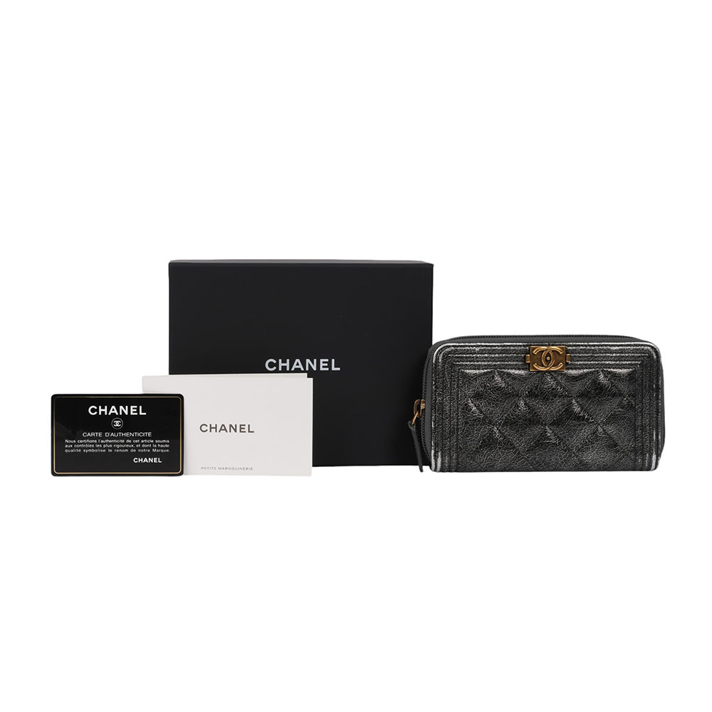 【CHANEL】Boy Chanel 金釦仿舊羊皮ㄇ形拉鍊中夾(銀色)CH22000032