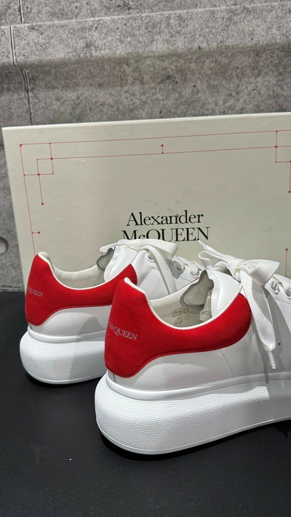 ゆき 「プロフ必読」✨美品✨Alexander McQueen Red Alexander McQueen 白色亮紅麂皮小牛皮運動鞋-Charline Boutique