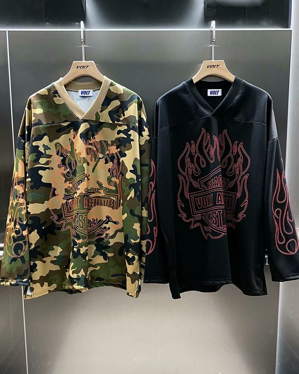 迷彩/淨色V領英文字圖案長袖衫 VOLT-067T