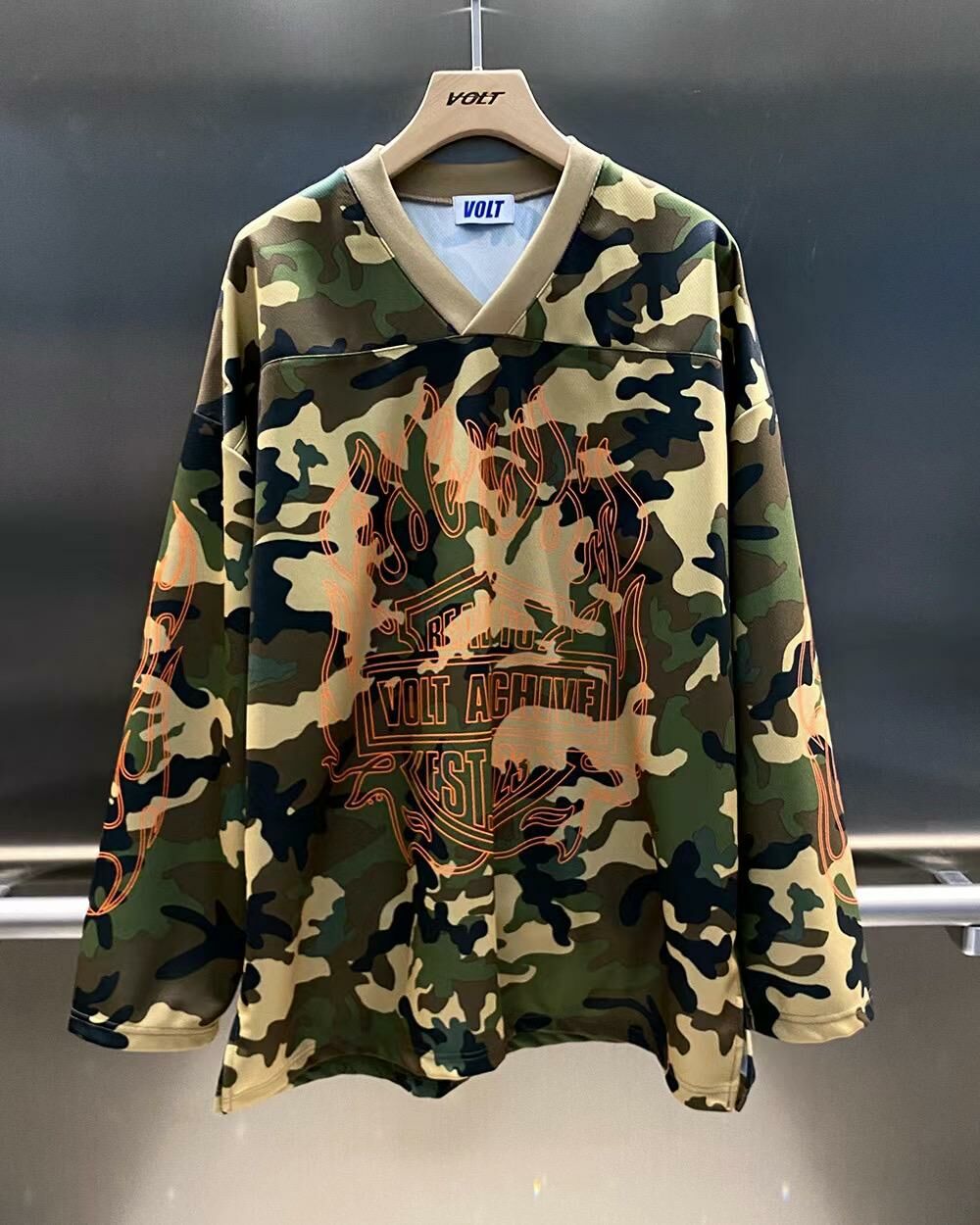 迷彩/淨色V領英文字圖案長袖衫 VOLT-067T