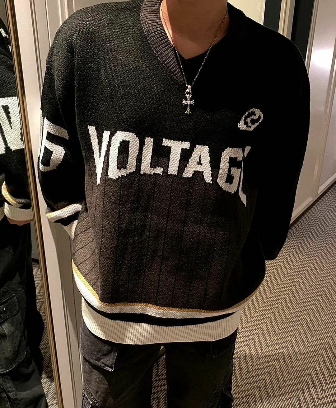 V領英文字針織衫 VOLT-070T