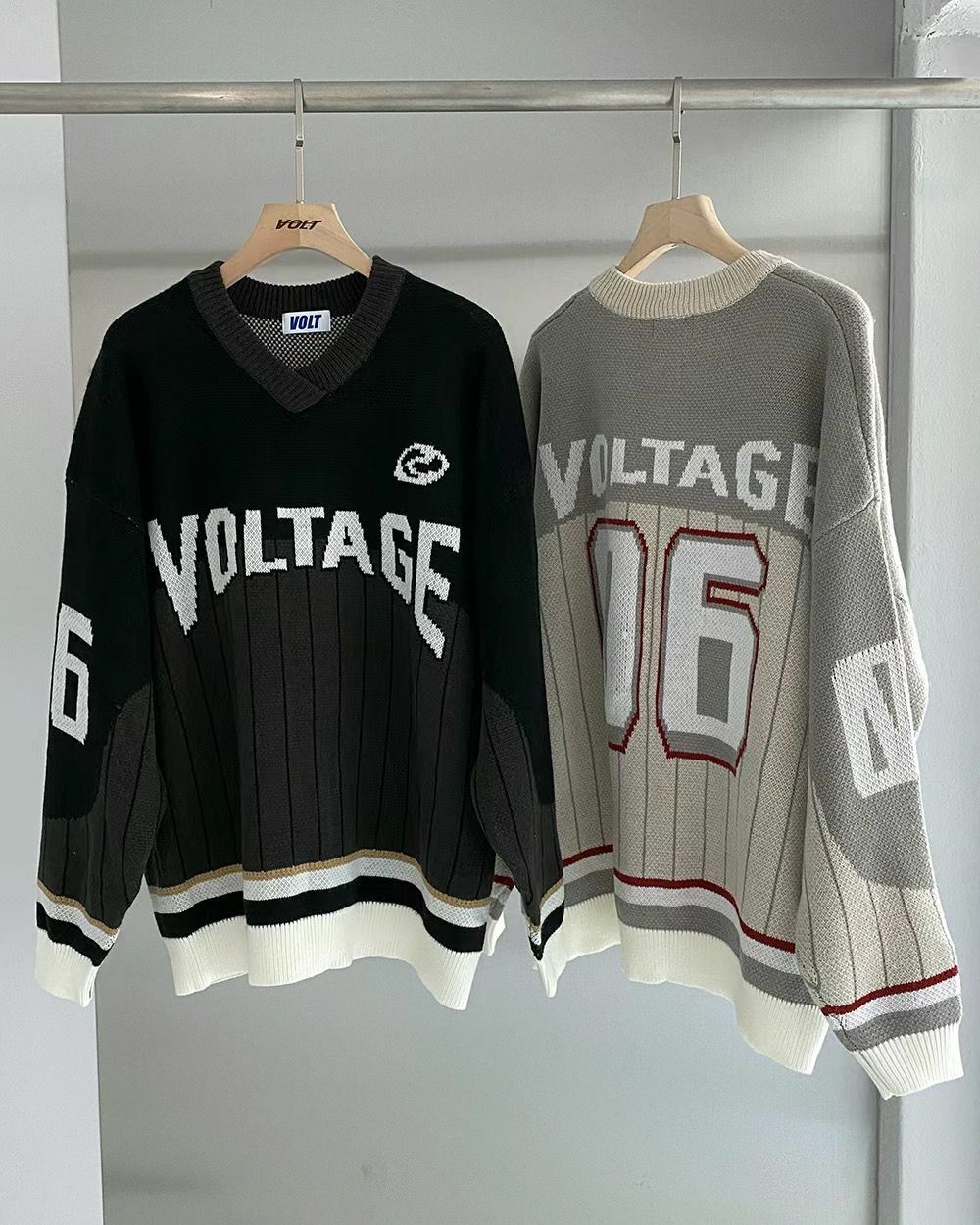 V領英文字針織衫 VOLT-070T