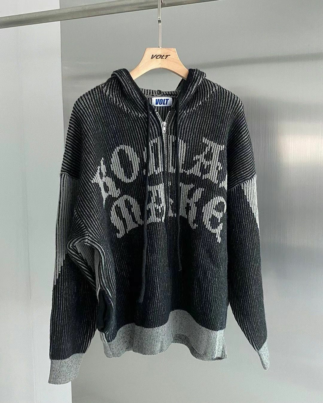 英文字連帽拉鍊針織外套 VOLT-073JK