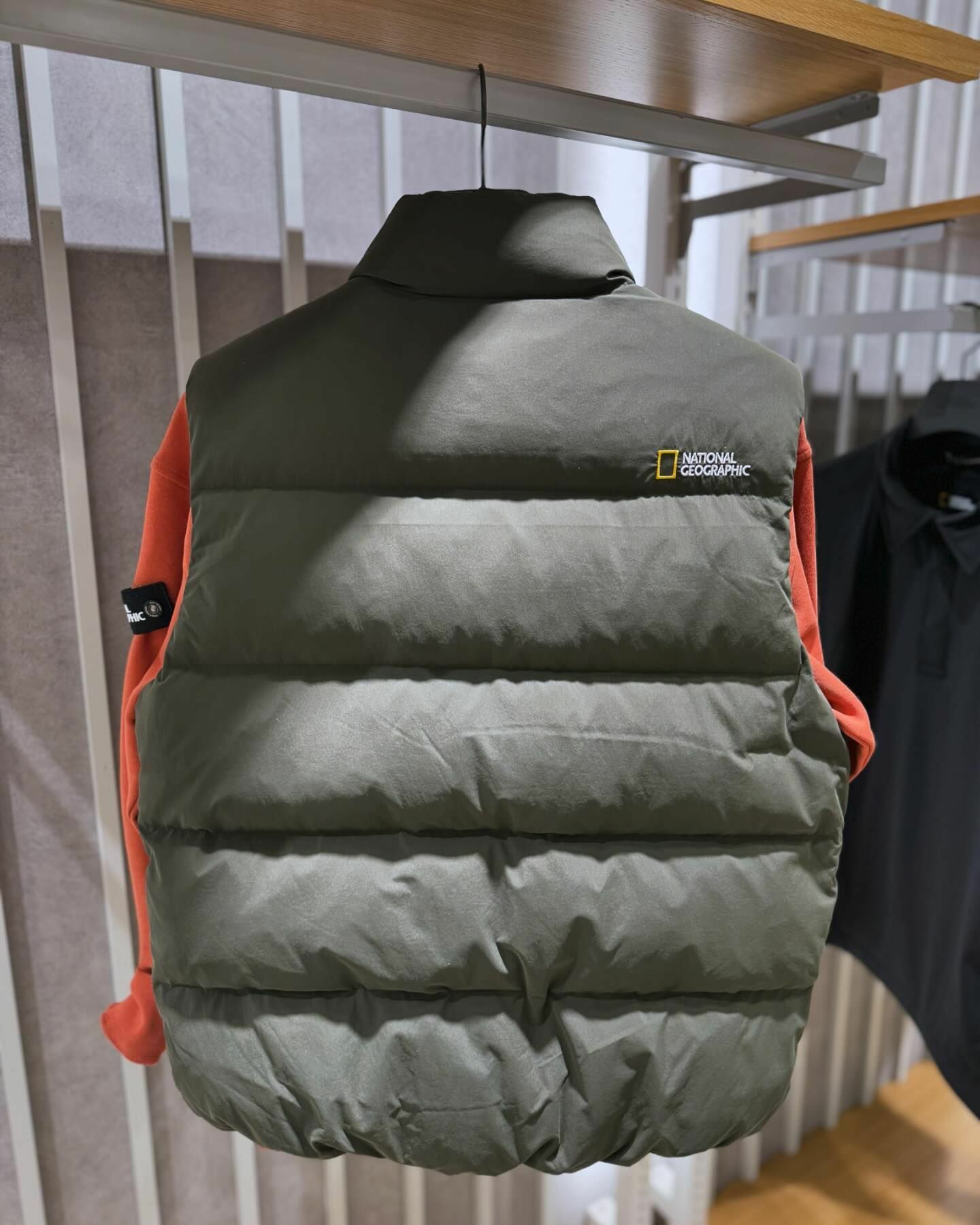 【代購】NATIONAL GEOGRAPHIC 國家地理 多口袋 高領 羽絨 背心 N244MDV050