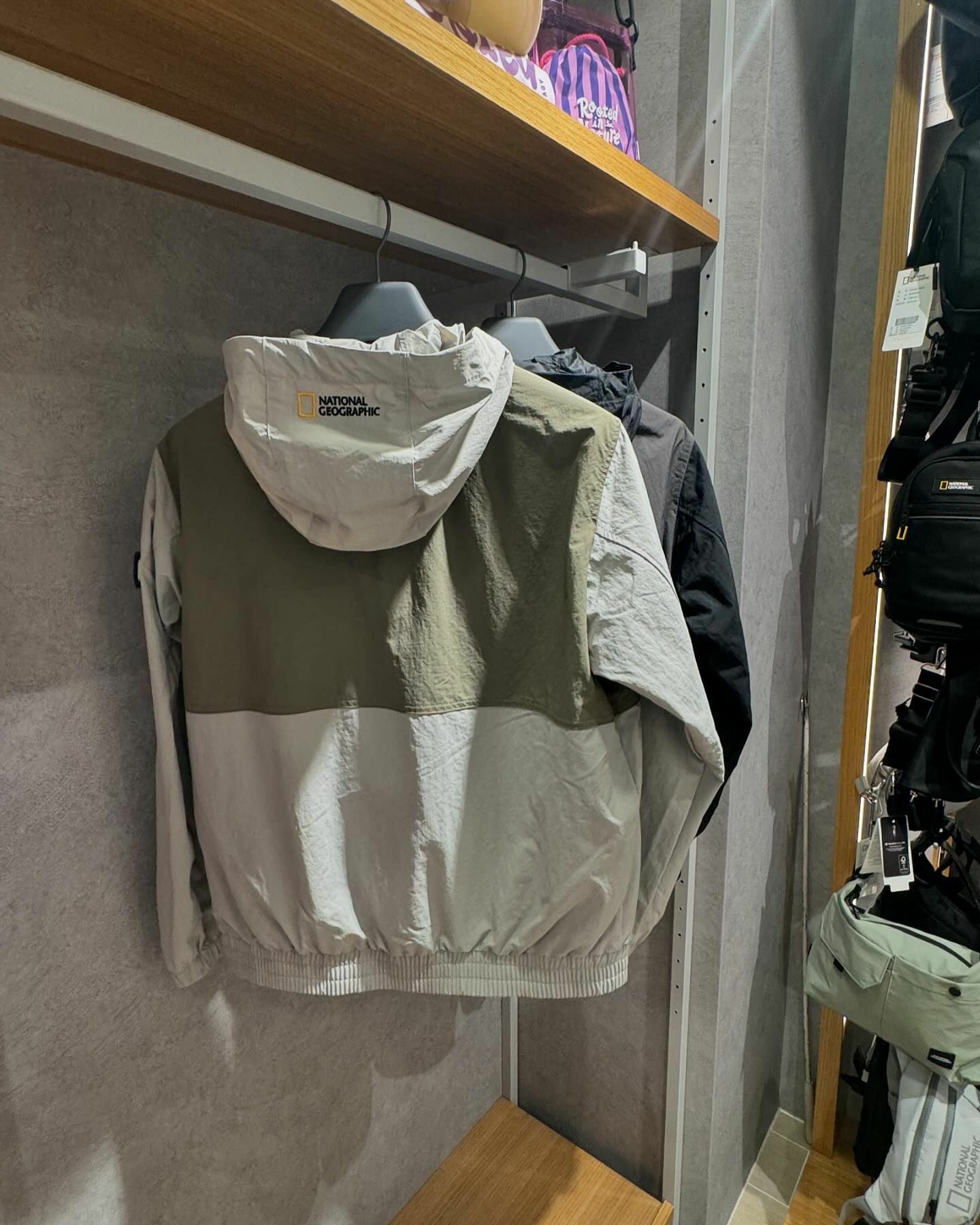 【代購】NATIONAL GEOGRAPHIC 國家地理 Capra 連帽 風衣 外套 N243UFT060