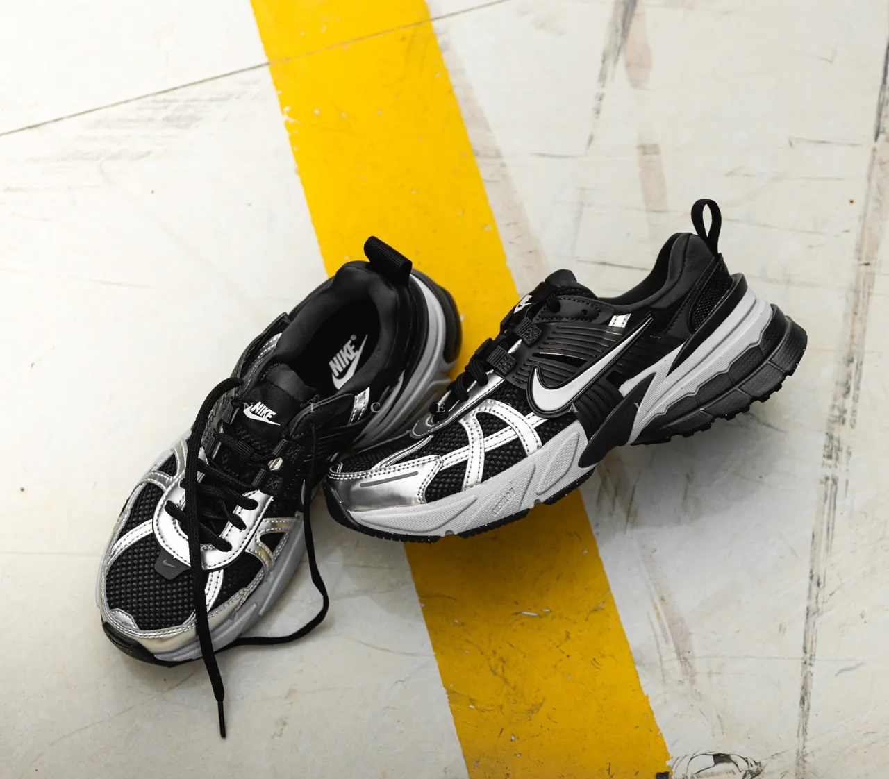 靴 NIKE V2K RUN BLACK/LLIC SILVER 23cm Nike Wmns V2K Run FD0736-003 – SNKRS Vilnius Sneaker Store