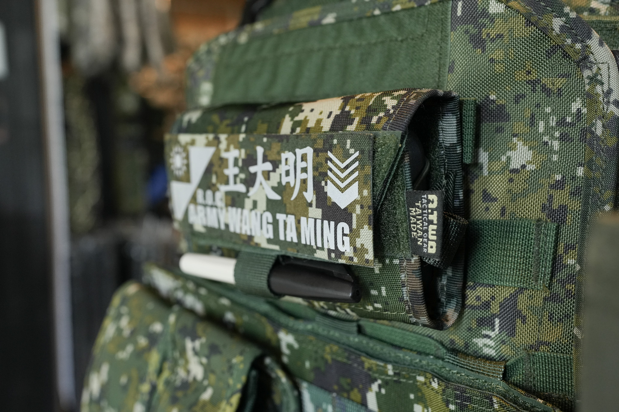 胸掛通訊包針對任務中通訊需求而設計,讓使用者能在任何情境中保持良好操作。 60 度掀蓋式設計讓手機傾斜放置,即使雙手忙碌時也能迅速查看螢幕內容,極大提升 ATAK 等應用程式的操作便利性。 彈性繩設計確保了手機穩固不掉落,增加了安全性和使用效率,讓您隨時掌握戰場資訊。