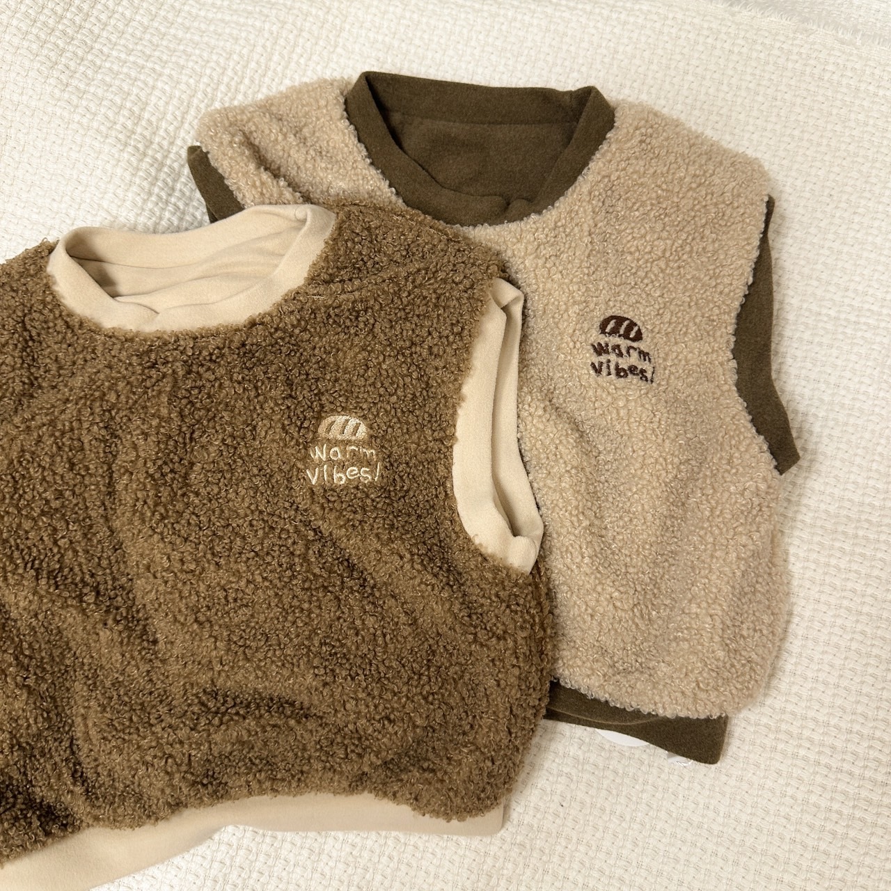 軟儒羊羔絨刺繡 保暖背心