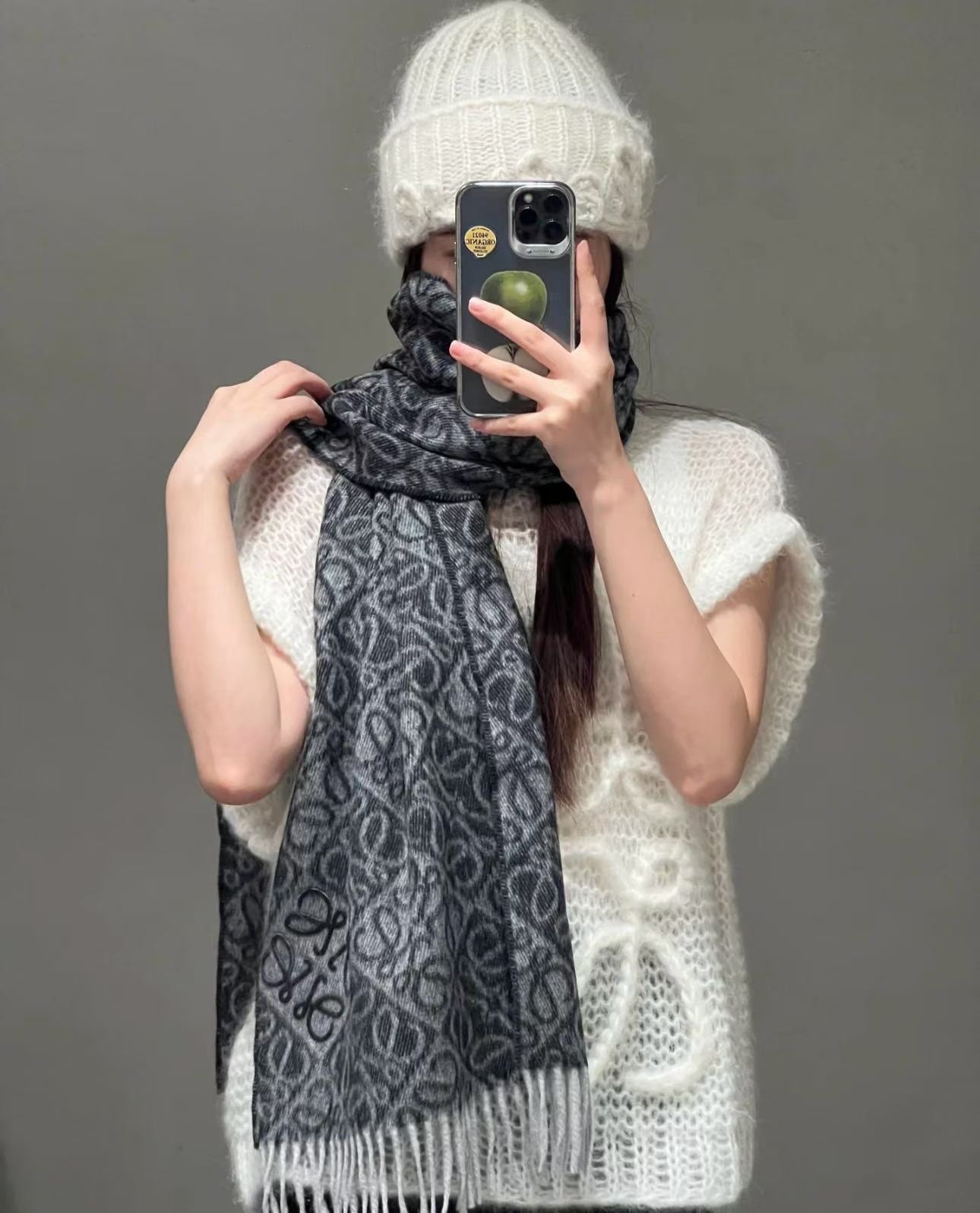 Loewe新款浮雕圍巾 深灰色 -m