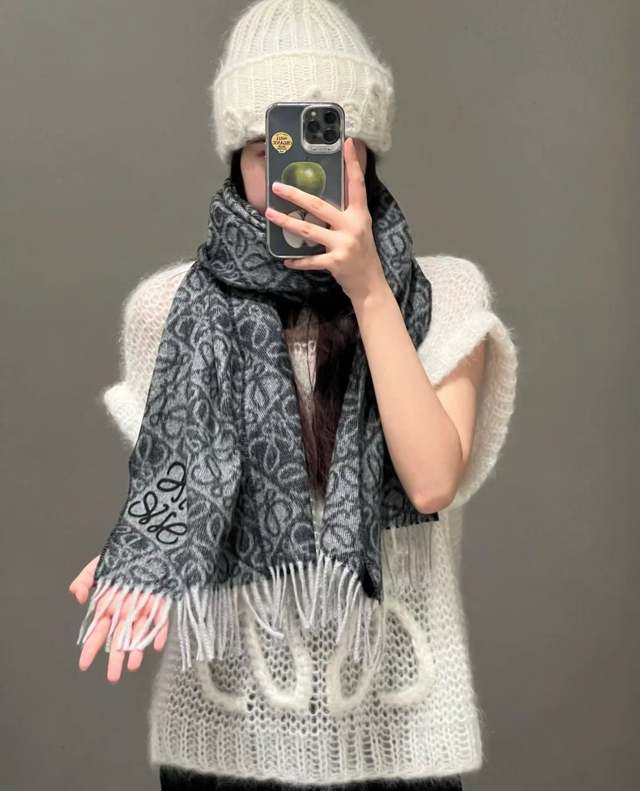 Loewe新款浮雕圍巾 深灰色 -m