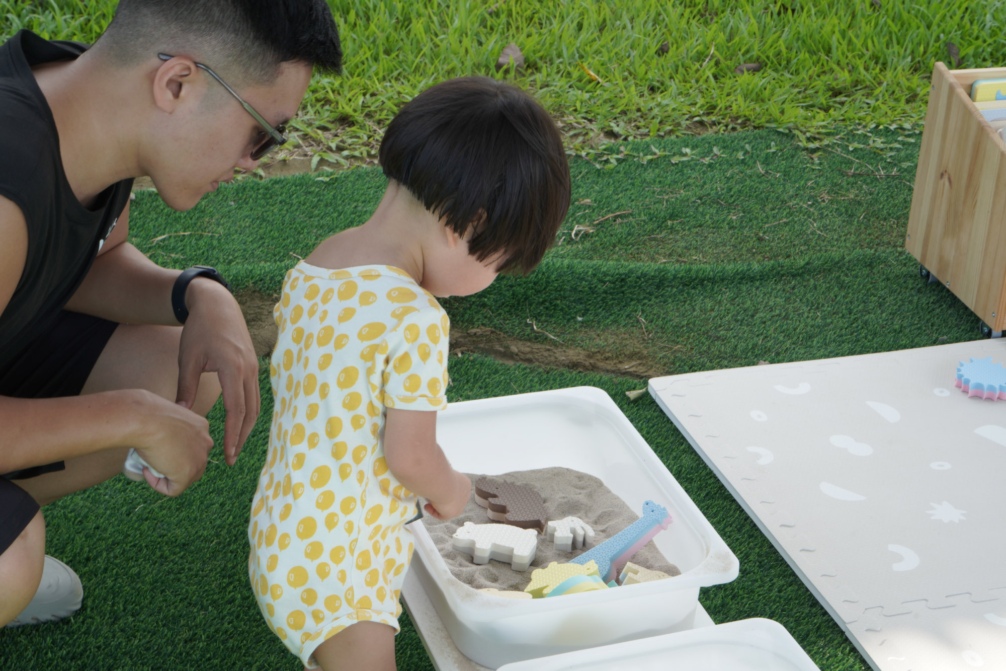 這是一張小朋友在玩沙的照片