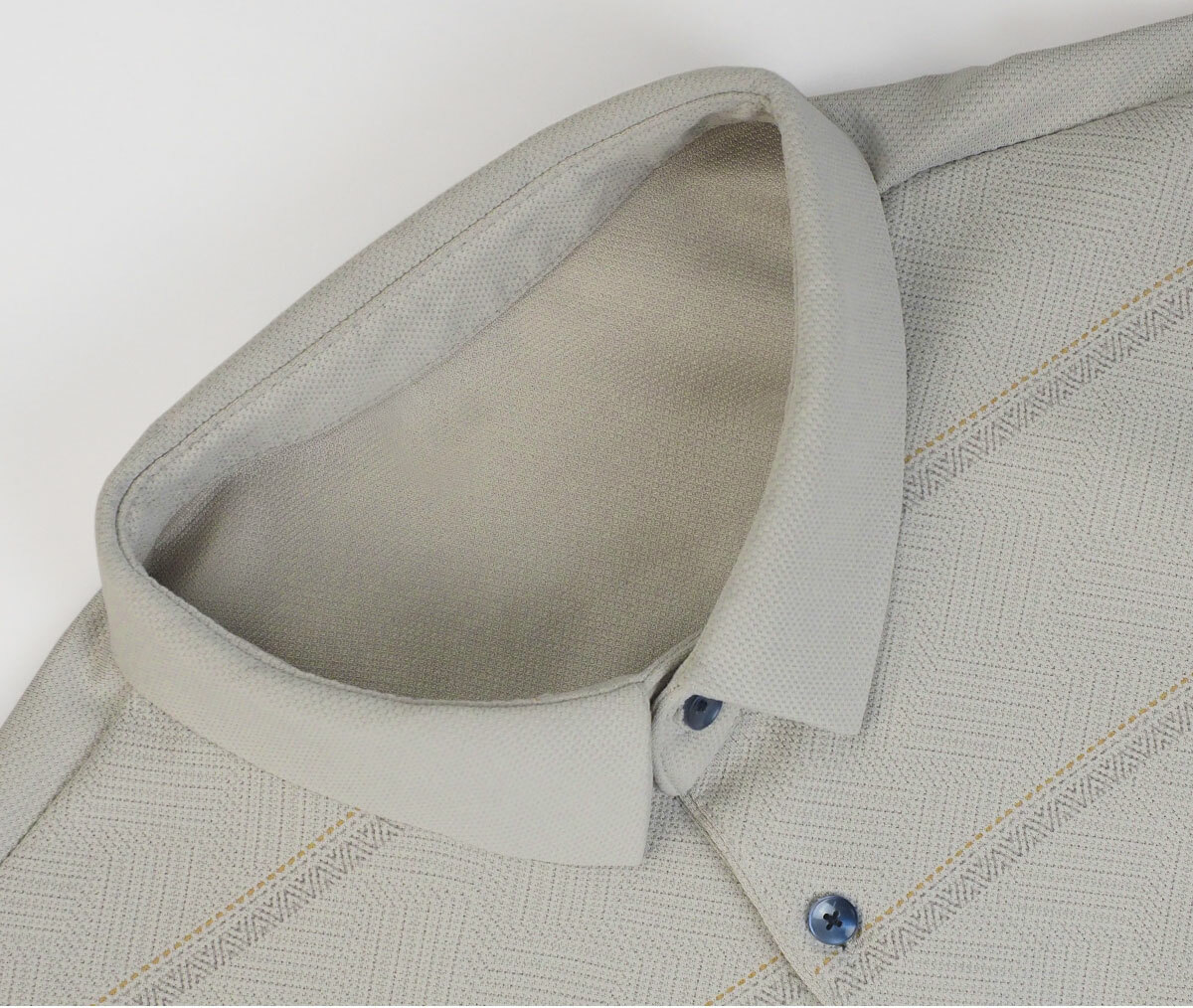 細紋圖騰商務長袖POLO衫領部特寫