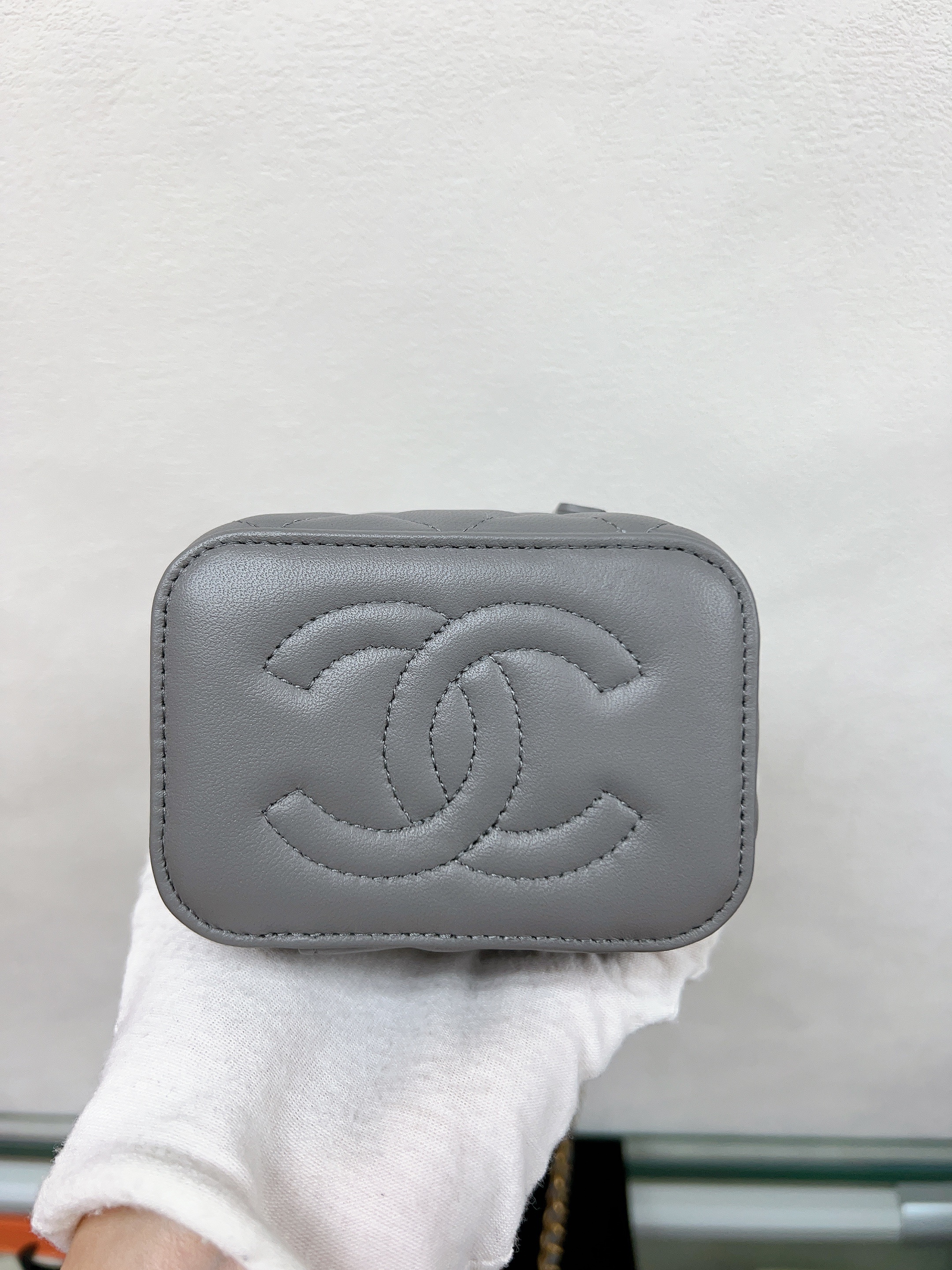 *Unused* Chanel mini vanity with handle (grey lambskin)