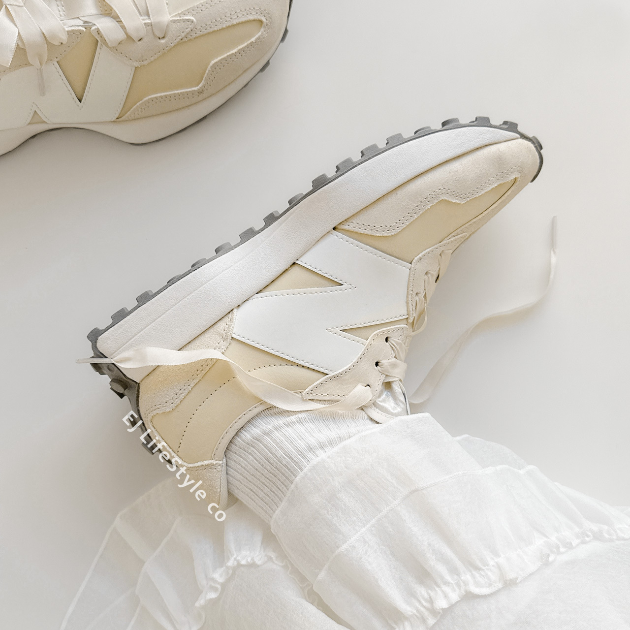 NEW BALANCE 327 NB 327 奶茶杏 珠光亮面 麂皮 奶茶 灰底 女鞋 WS327MO / 調貨