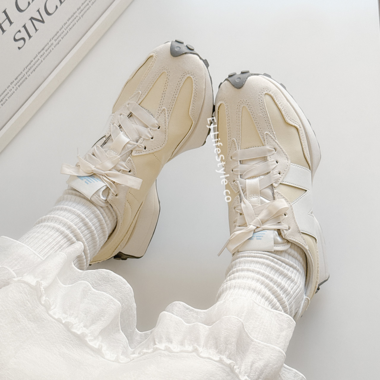 NEW BALANCE 327 NB 327 奶茶杏珠光亮面麂皮奶茶灰底女鞋WS327MO