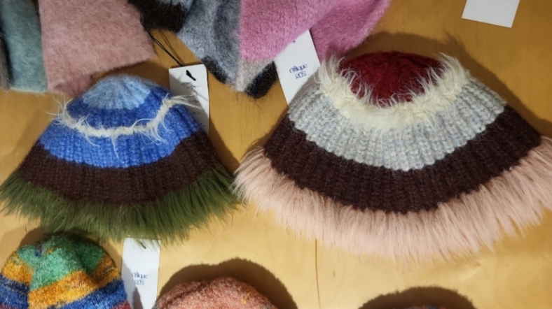 #漢南洞 OQ18H 拼色手工編織毛毛帽