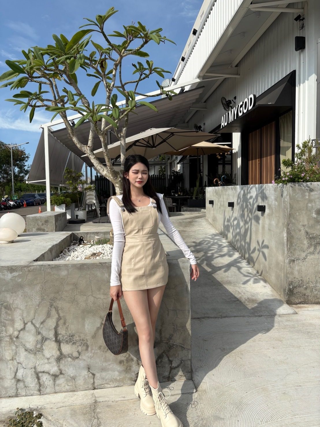 逆齡可愛皮革吊帶裙