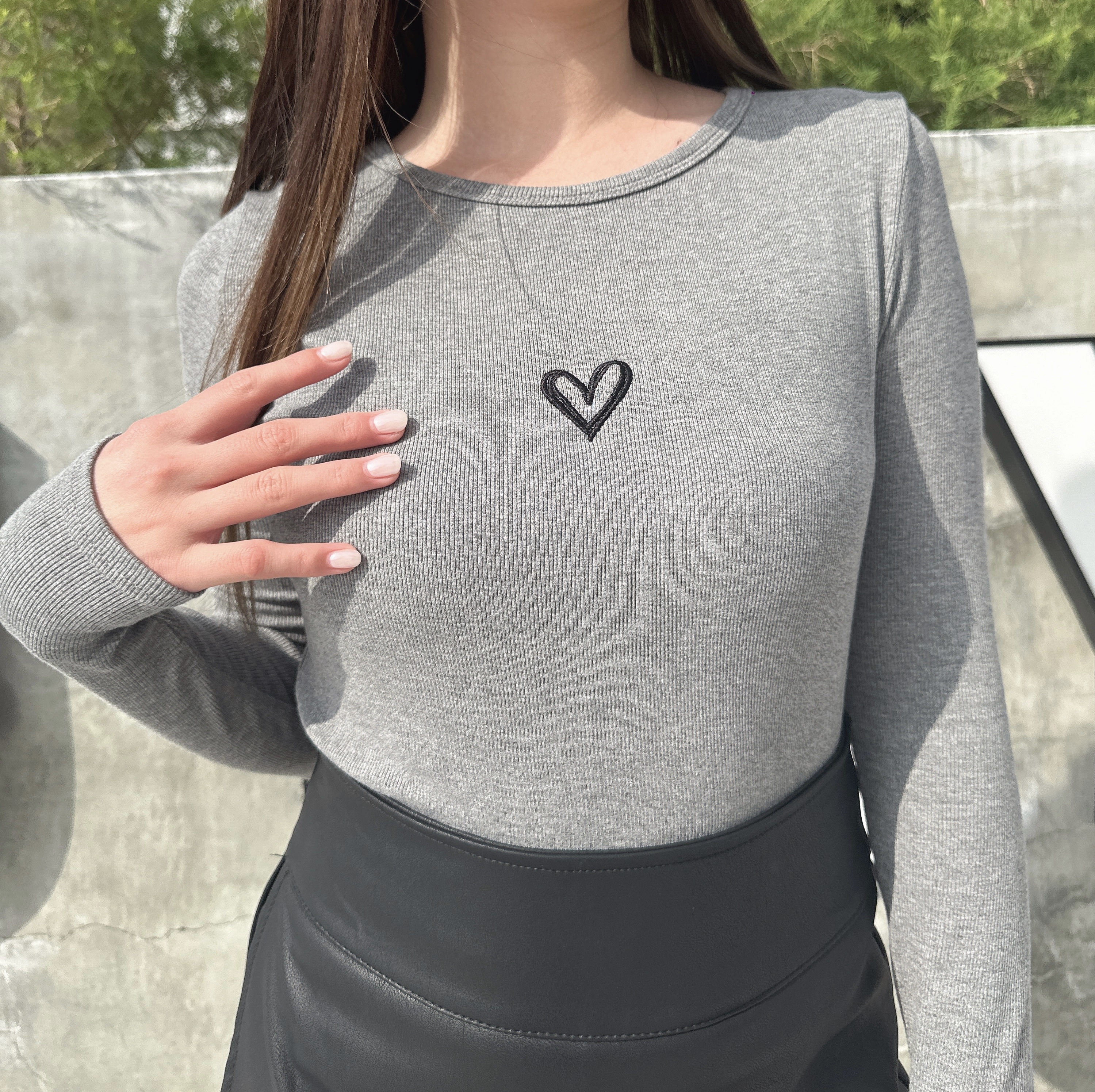 愛心刺繡彈力上衣