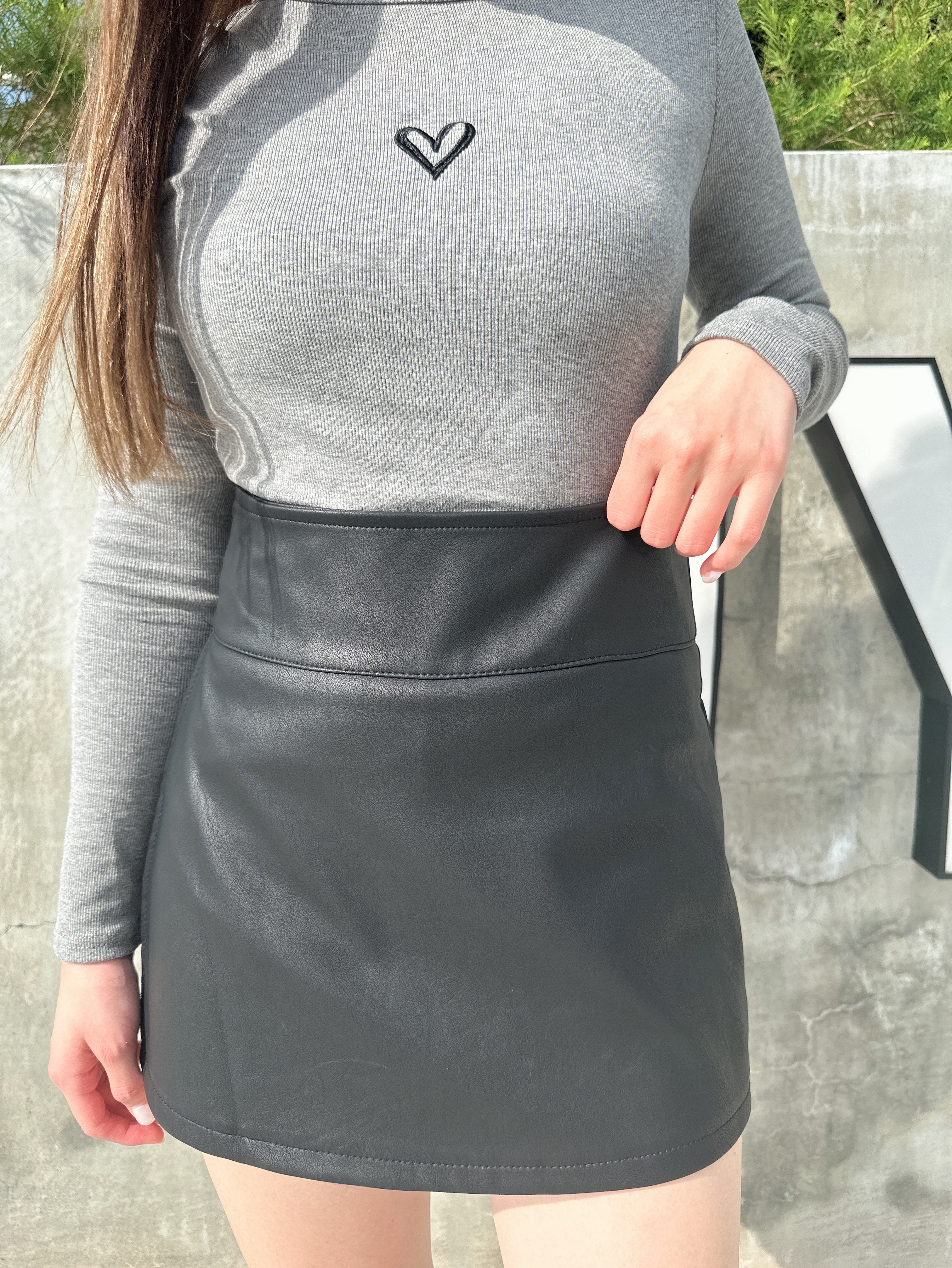 開叉霧面皮短裙