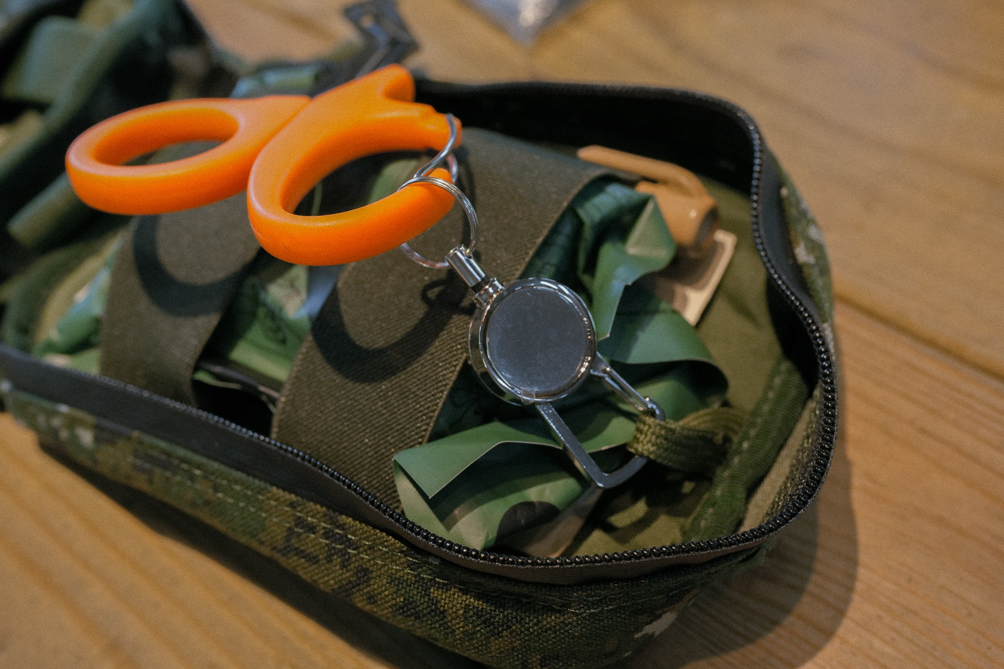 根據 TCCC 戰傷救護指引,MARCH 及 PAWS 等檢傷守則,JFAK 醫療包需要擺放的東西很多,有完整收納能力的醫療包或整理機制,才可在緊急時刻快速找到裝備,避免噴裝。  A-TWO Tactical Gear 卸型醫療包以及擴充型醫療包,均附有小掛勾,用來結合醫療剪刀或伸縮繩,讓你在必要時直接拉取醫療剪刀進行急救。迅速抽出,不會拖延關鍵時刻的操作時間。  伸縮繩,能拉能縮的特性,除了快速取用,伸縮繩還具有自動縮回功能,讓剪刀在使用完畢後迅速回到醫療包旁,保持整潔有序。