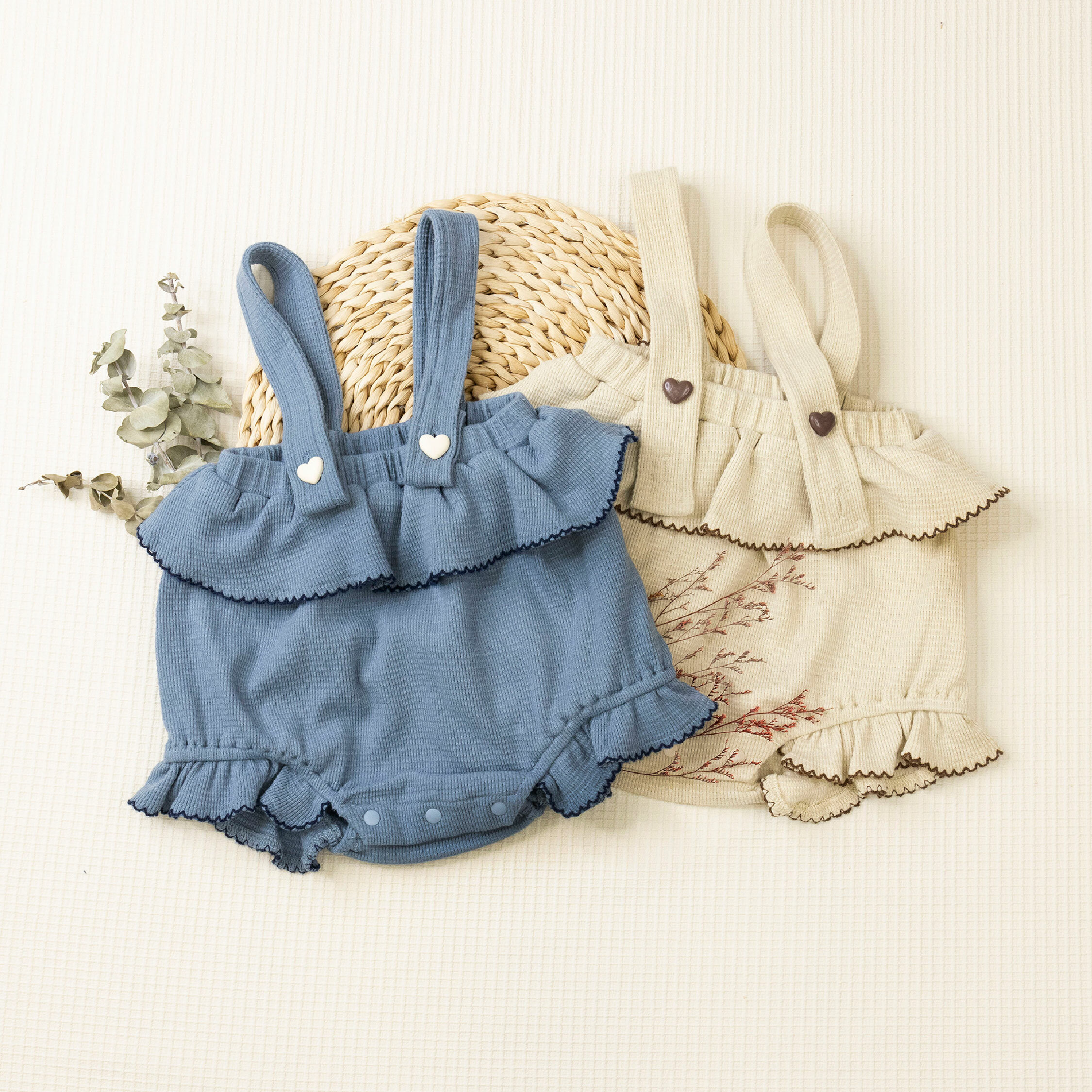 【JG3328】甜甜愛心鈕釦荷葉包屁吊帶褲