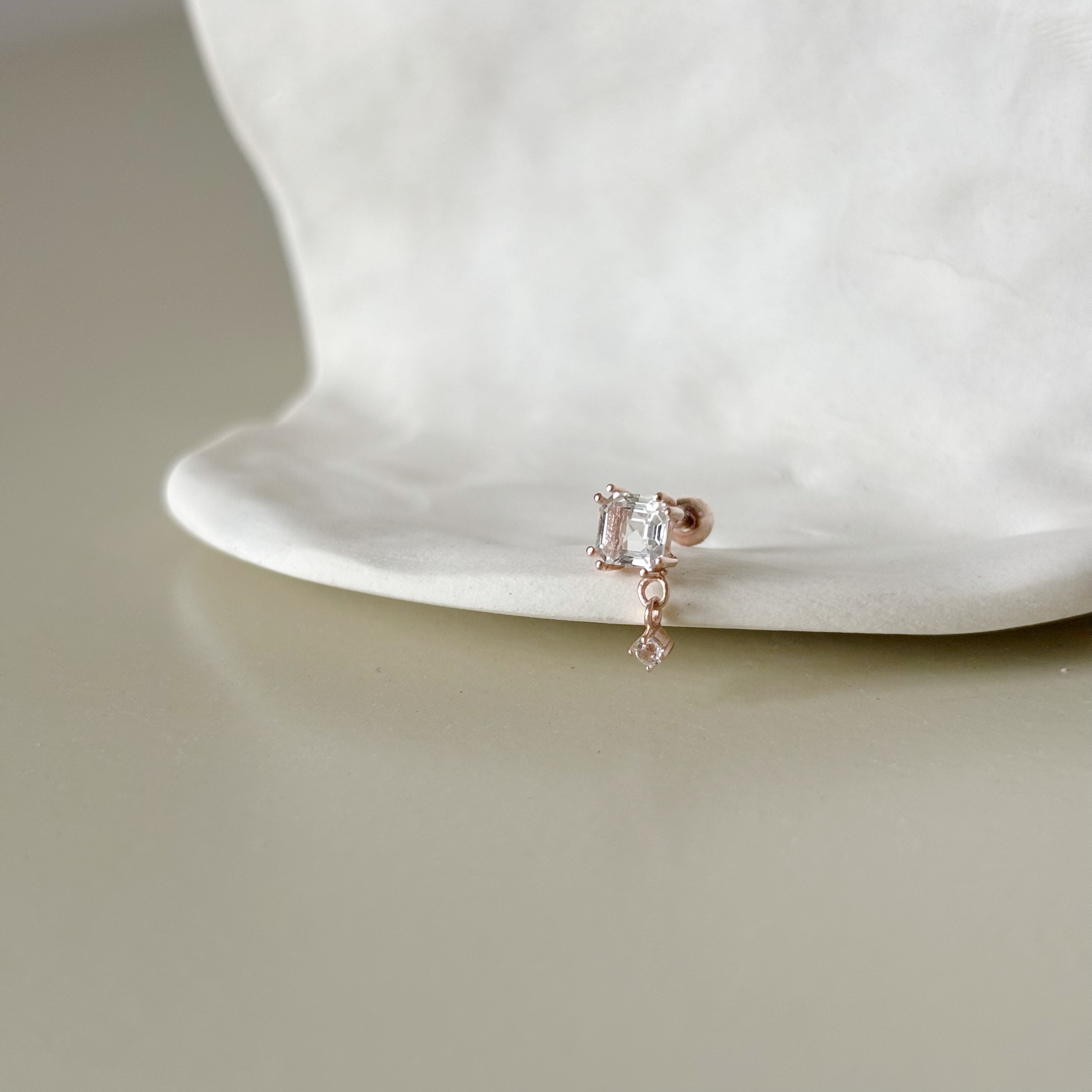 四爪方形白水晶垂托帕轉珠耳環