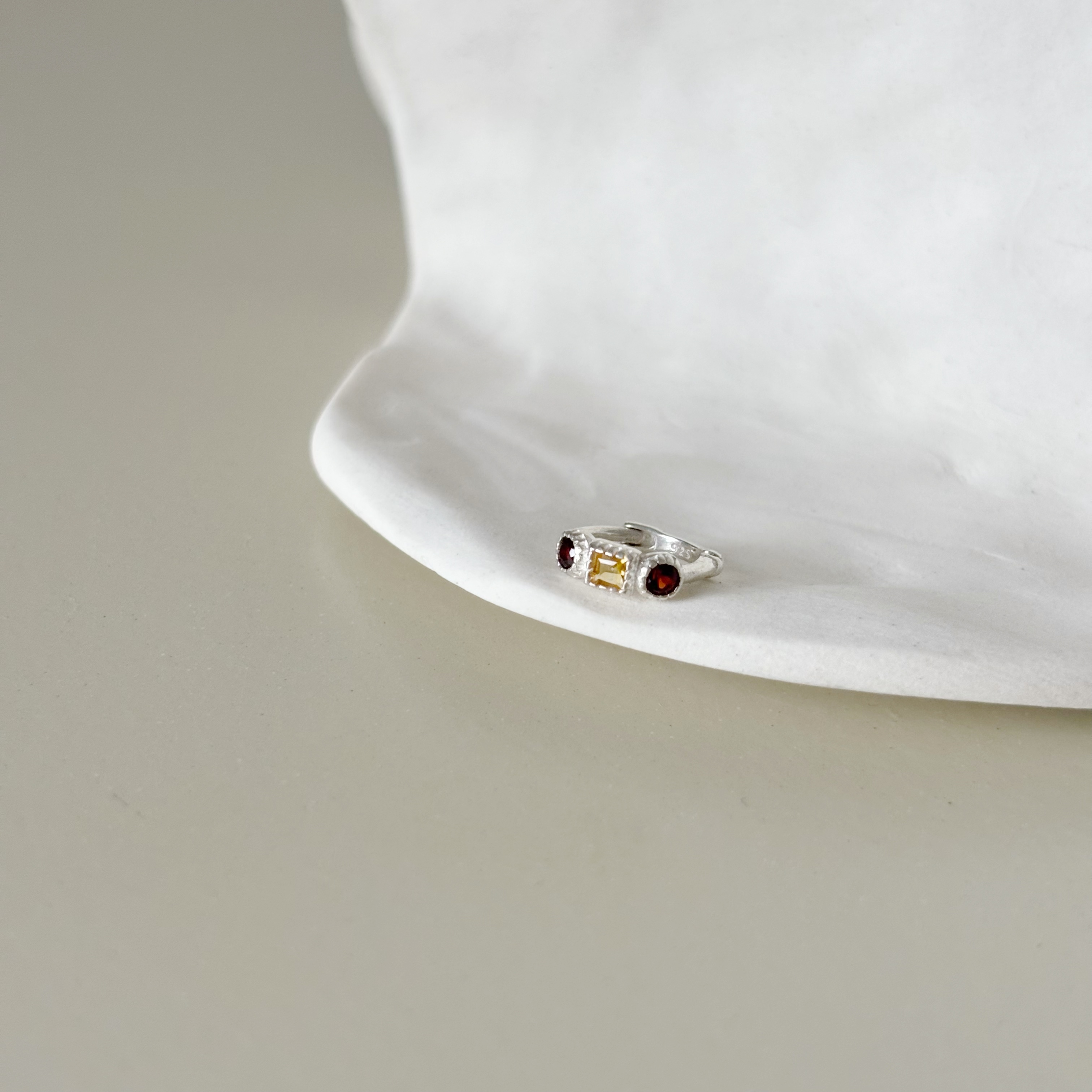 圓方圓石榴黃水晶扣式耳圈