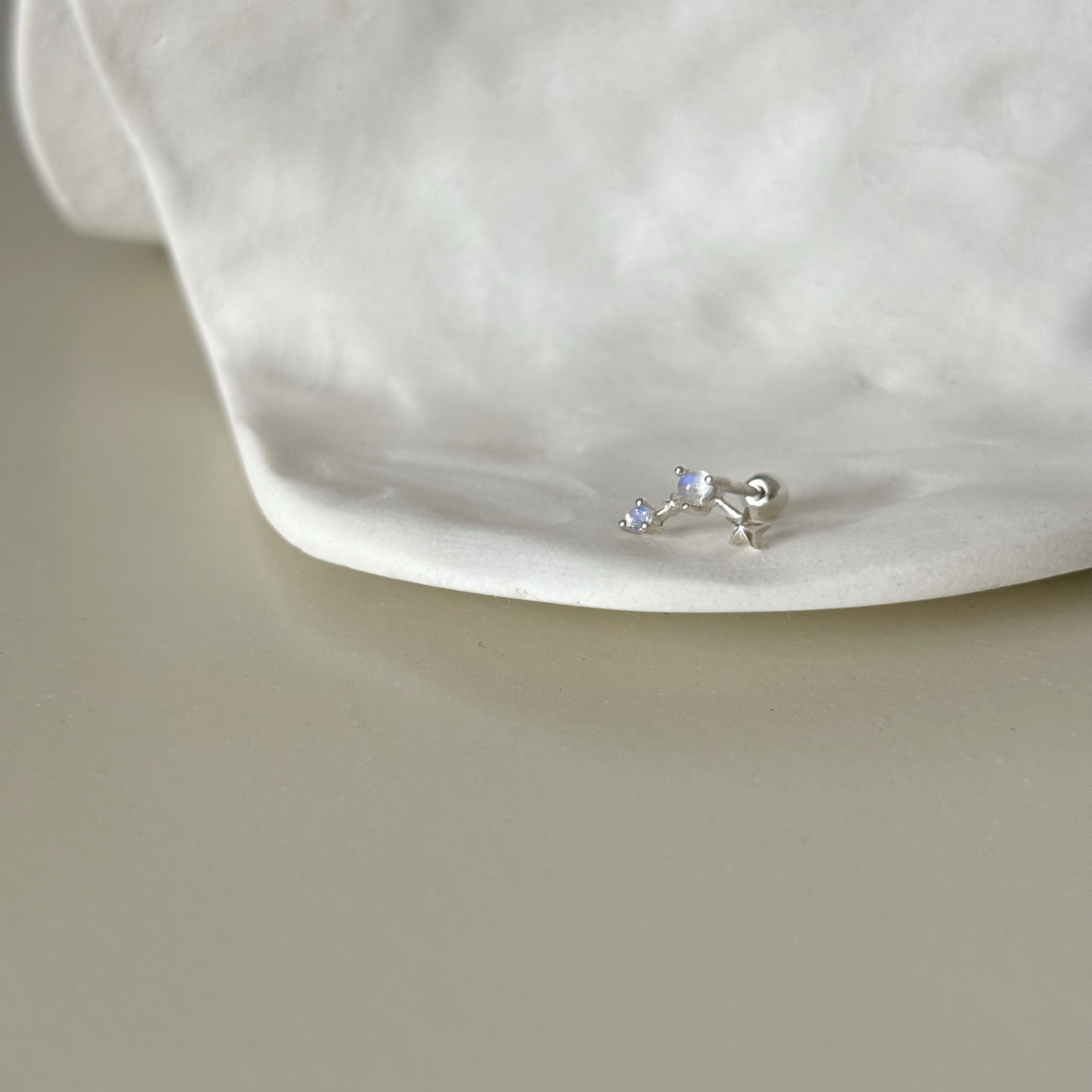 彎彎星星月光石轉珠耳環