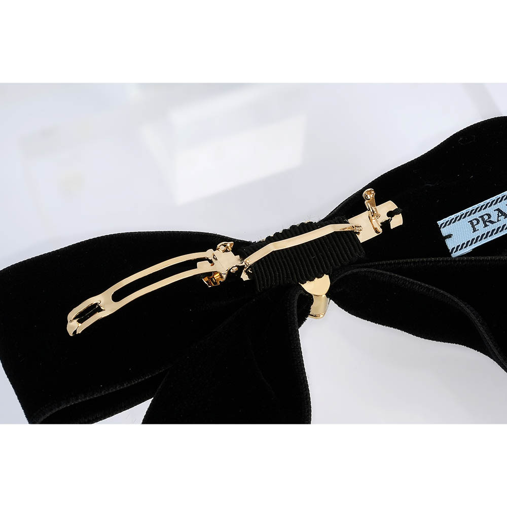 【PRADA】金色三角牌標誌絲絨蝴蝶結髮夾(黑色)1IF154 068 F0002